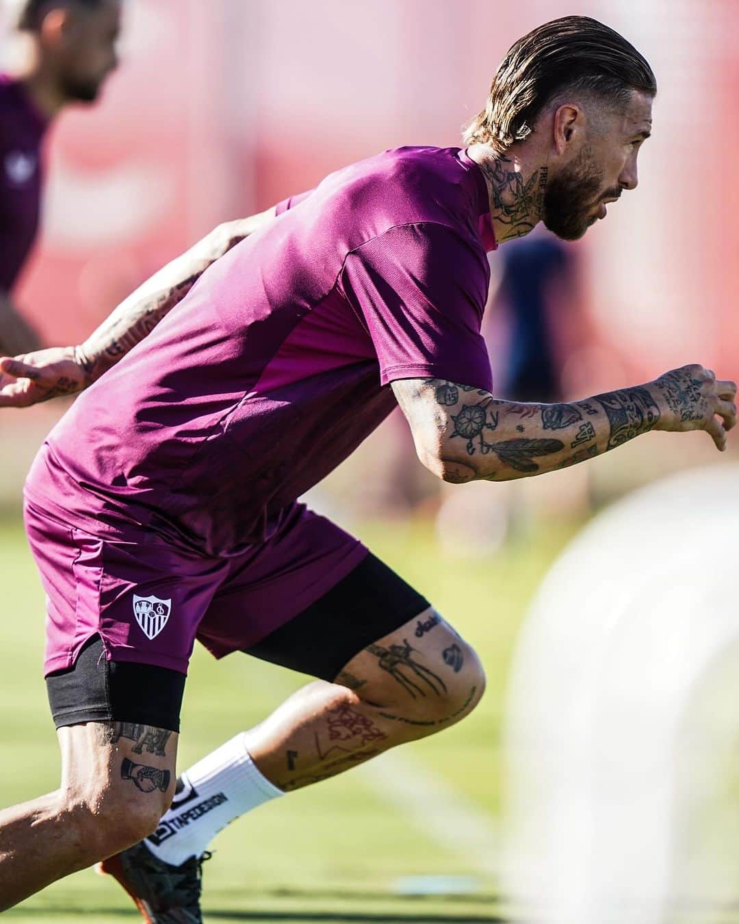 セビージャFCのインスタグラム：「🔛 Preparando ya el #SevillaFCAlmería 🔥  #WeareSevilla #NuncaTeRindas #training #sevillafc #sevilla」