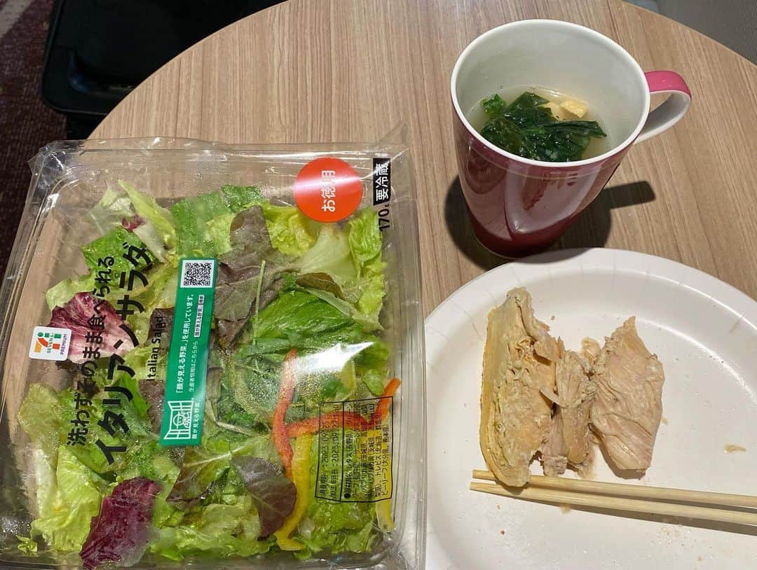 喜多村章子さんのインスタグラム写真 - (喜多村章子Instagram)「9月24日の食事です ・ 外出先からのトレーニングでしたので動画や写真はありません。 でも安心してください。 トレーニングしてました😊 ・ それで①です。 これ、何だと思いますか？ ダンベルをケトルベルにする道具です。 友人から貰ったので、次の機会に使ってみます。 ・ ところで、人の感情って面白いものです。 目標が達成できた時はめちゃくちゃ嬉しいのに、次の目標ができると「まだ努力が足りなかった」と反省する。 ・ 私は、他の人が一歩で進む道を、二歩も三歩もかかりながらしか進めないけど、絶対に前に進みます。 ・ 今日もありがとうございました！ ・ #fitness #training #workout #bodybilding #筋トレ #女子フィジーク」9月24日 19時42分 - nattsu.bm.72233