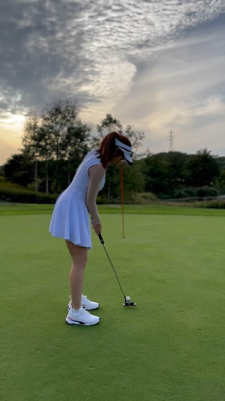 まいまいのインスタグラム：「ロングパットねじ込み⛳️💛 たまたま撮ってもらったら入っちゃった😂  このくらいの距離が入ると嬉しいよねえ。 パター練習頑張ります🔥  wear @amis_golf   #まいごるふ#ゴルフ#女子ゴルフ#ゴルフ女子#ゴルフスイング#ゴルフウェア#ゴルフコーデ#ゴルフコーデ#pxgapparel#maigolf #pxgjapan#pxg#ustmamiya#golf#golfswing#golfwear」