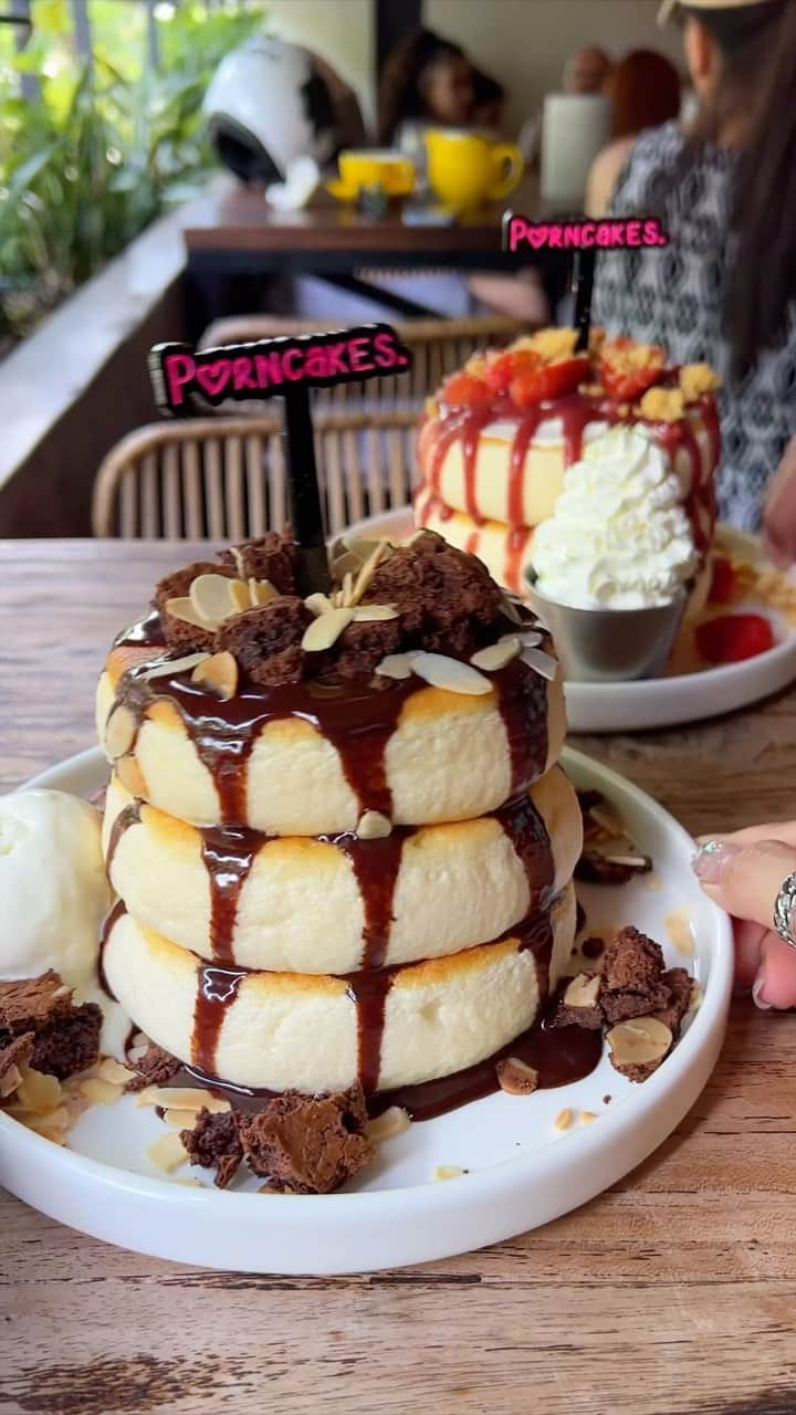 あゆまっくすのインスタグラム：「⁡ ⁡ ◆CHOCOLATE FUDGE BROWNIE　86,000IDR ◆NEW YORK CHEESECAKE　86,000IDR ⁡ ⁡ バリ島・レギャンにあるBrunch Club Baliで 大人気メニューのPorncakes🥞 ⁡ 10:45頃に行ったらなかなかの行列！ 30分くらい待って入れました。 ⁡ ぷるんぷるんのオリジナルスフレパンケーキは ふわしゅわっと軽い食感でぺろりと食べられます♡ ⁡ パンケーキは2段か3段か選べるし、 トッピングも豊富で選ぶのが楽しかった☺️ ⁡ ⁡ 提供期間: 通年 訪問店舗: Brunch Club Bali Jln Legian No.457, Legian, Kuta, Badung Regency, Bali  定休日: なし ⁡ ​ ‎⋆ ･‎⋆ ･‎⋆ ･‎⋆​」