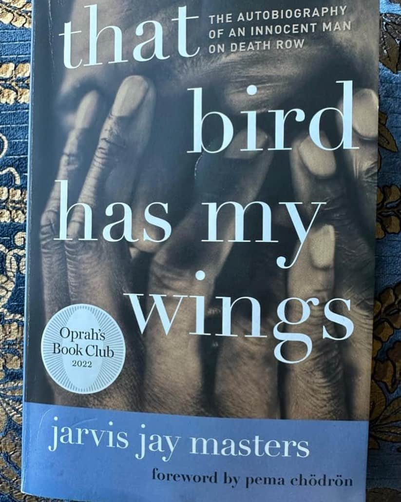 エヴァ・グリーンのインスタグラム：「WOW. Such a heart-wrenching , eye-opening , inspiring story . I strongly encourage all to read this book !  « That Bird Has My Wings «  by @jarvisjmasters is a powerful narrative of a life lost on the streets , and then found again in a prison cell on St. Quentin’s death row . This is not a book about guilt or innocence , but the possibility of redemption .」