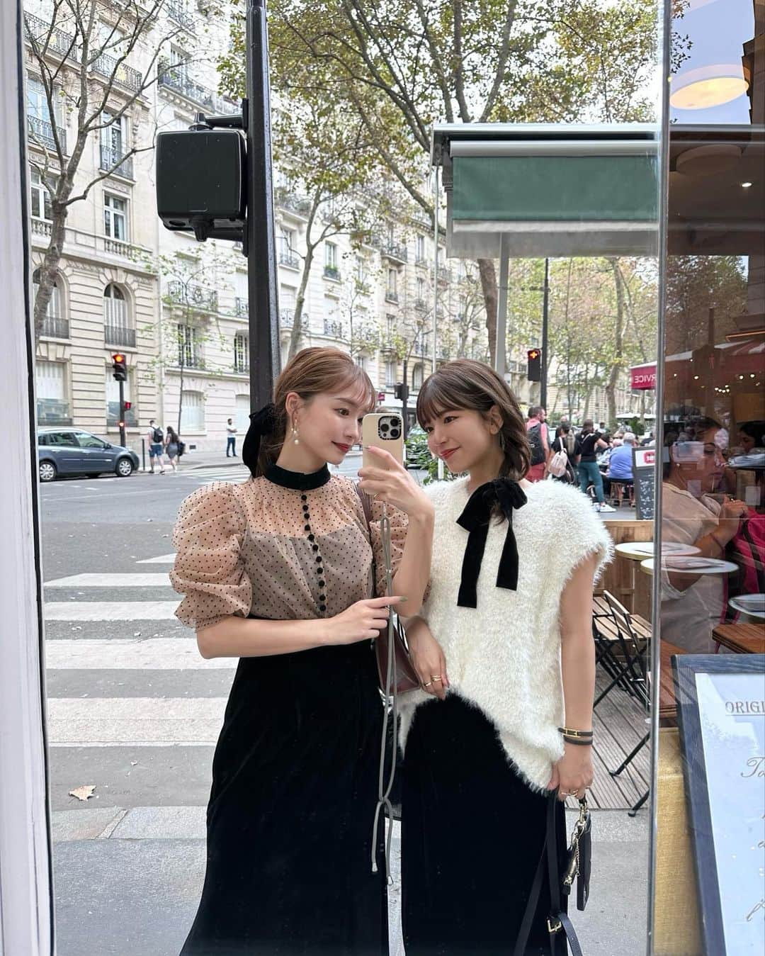のインスタグラム：「. mirror selfie👭🏻✨ ふたりともベロアの日だった🫶🏻 @mionmaesaka   2人で海外行くのはもう13カ国目✈️ 色んな国を経由するのは今回が初めて！ いっぱい会ったり電話したりで計画した甲斐あって 順調な旅を送れてる🤍 毎日が楽しい！ありがとう親友🩵  #パリ #パリ旅行 #フランス #フランス旅行 #paris #parisfrance」