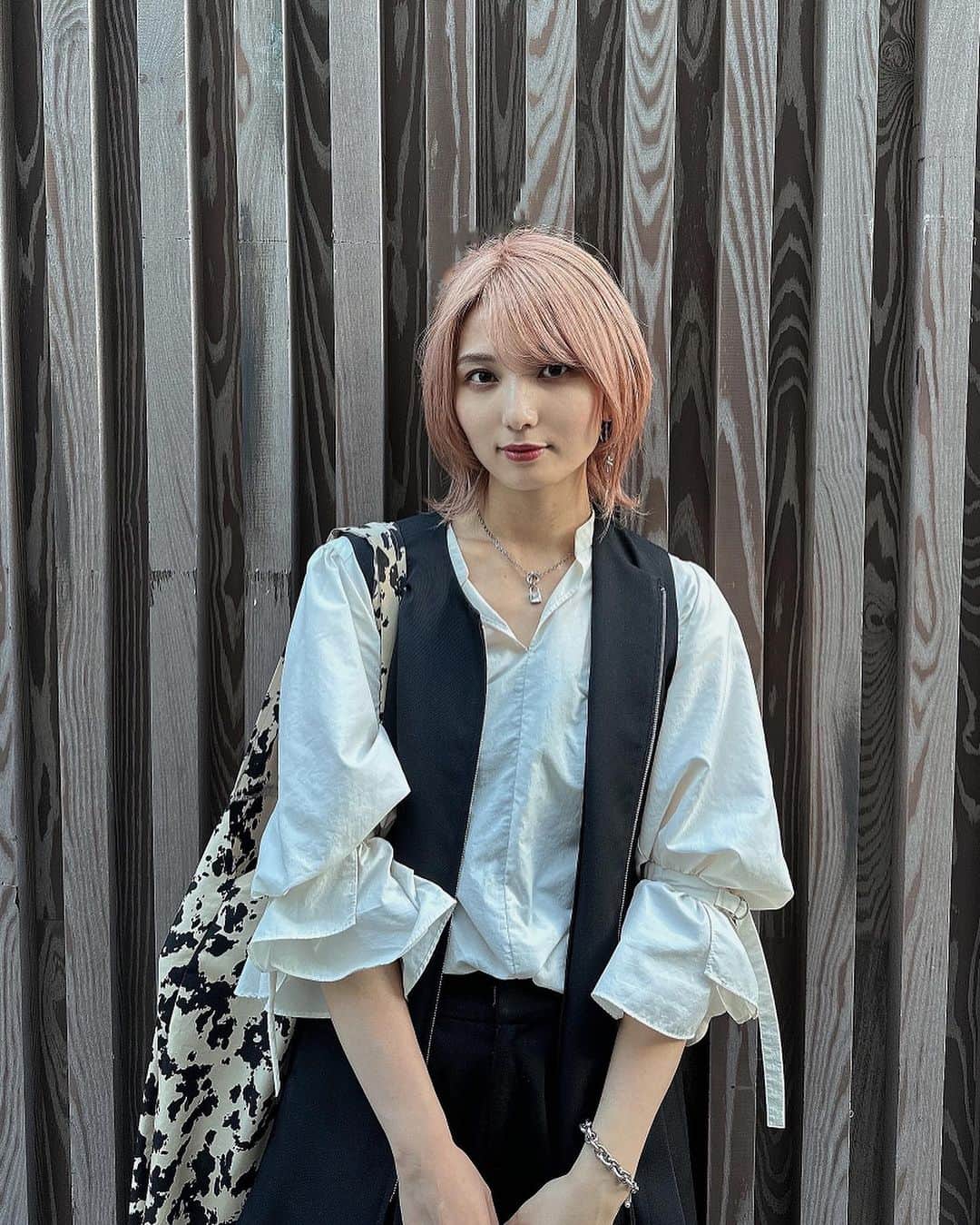 のインスタグラム：「. 去年に引き続き秋冬は今年もまた髪をピンク系に。  赤みのある髪色モノトーンに映えやすくて気に入ってます🥀  color by @komo.riyahiroto」