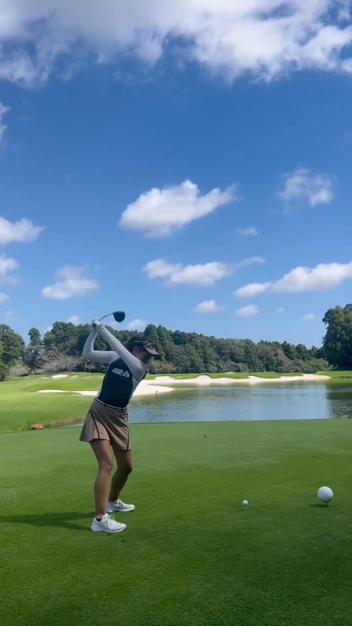 MINAMIのインスタグラム：「スイング3連続⛳️ 自分的にはいい感じのスイングになってきました😊 @lanvin_sport_ のウェア😚 秋色コーデ🤎  日本橋三越本店 ランバンスポール売場にて、9/27(水)～10/3(火)の期間、通常デサントオンラインでしかお取り扱いのない「EC LIMITED COLLECTION」が、期間限定で店頭にてご購入いただけます❤️ 9/30(土)には、店頭でイベントもおこないます✨  ☆接客・販売イベント 16:00~17:30 ☆インスタライブ 17:30~18:00 . #ゴルフ #ゴルフ女子 #ゴルフ男子 #スポーツ女子 # #golf #golfing #golfer #golfwear #ゴルフウェア #ゴルフコーデ #YouTube #골프 #골프여자 #高尔夫  #instagolf #ゴルフ好きな人と繋がりたい」