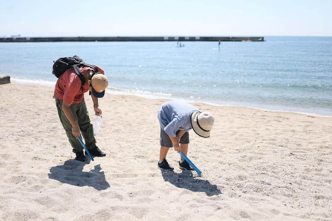 きなこのインスタグラム：「須磨海岸のビーチクリーンに家族で参加してきました⛱ 以前から清掃活動や自然を守る活動をしたがっていた息子は大張り切り💪  ゴミ拾いの後には地引き網漁体験もあって、大きな網をみんなで引っ張り揚げ、網の中に入っている生き物たちを漁師さんの楽しい解説付きで観察👀🔍 須磨の海、泳いでいけそうな範囲にも鯛やタコやイカやカニなどこんなにもたくさんの生き物が暮らしているなんてびっくり😳✨  昔と比べてとても綺麗になった須磨海岸だけど、よく見ると小さなマイクロプラスチックゴミはあちこちに散らばっていて、分解されることもなく蓄積され続けるので生態系に影響してしまうのだそう。  身近な自然環境について親子で考える貴重な機会になりました🐟  #ビーチクリーン #須磨海岸 #きなこのおでかけきろく #こどもとおでかけ #小学生 #小学生男子 #育児 #子育て #こどもと暮らす」