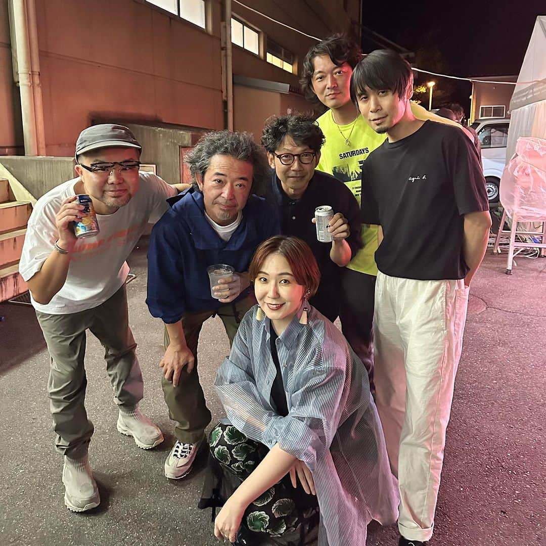 西寺郷太のインスタグラム：「中津川最高^ ^！  @the_solar_budokan   ゲストで「easylove」と「透明ガール」を歌ってくれた土岐麻子さん、NONA REEVES の最強サポートベーシスト林幸治（TRICERATOPS）、そして奥田民生さんと。」