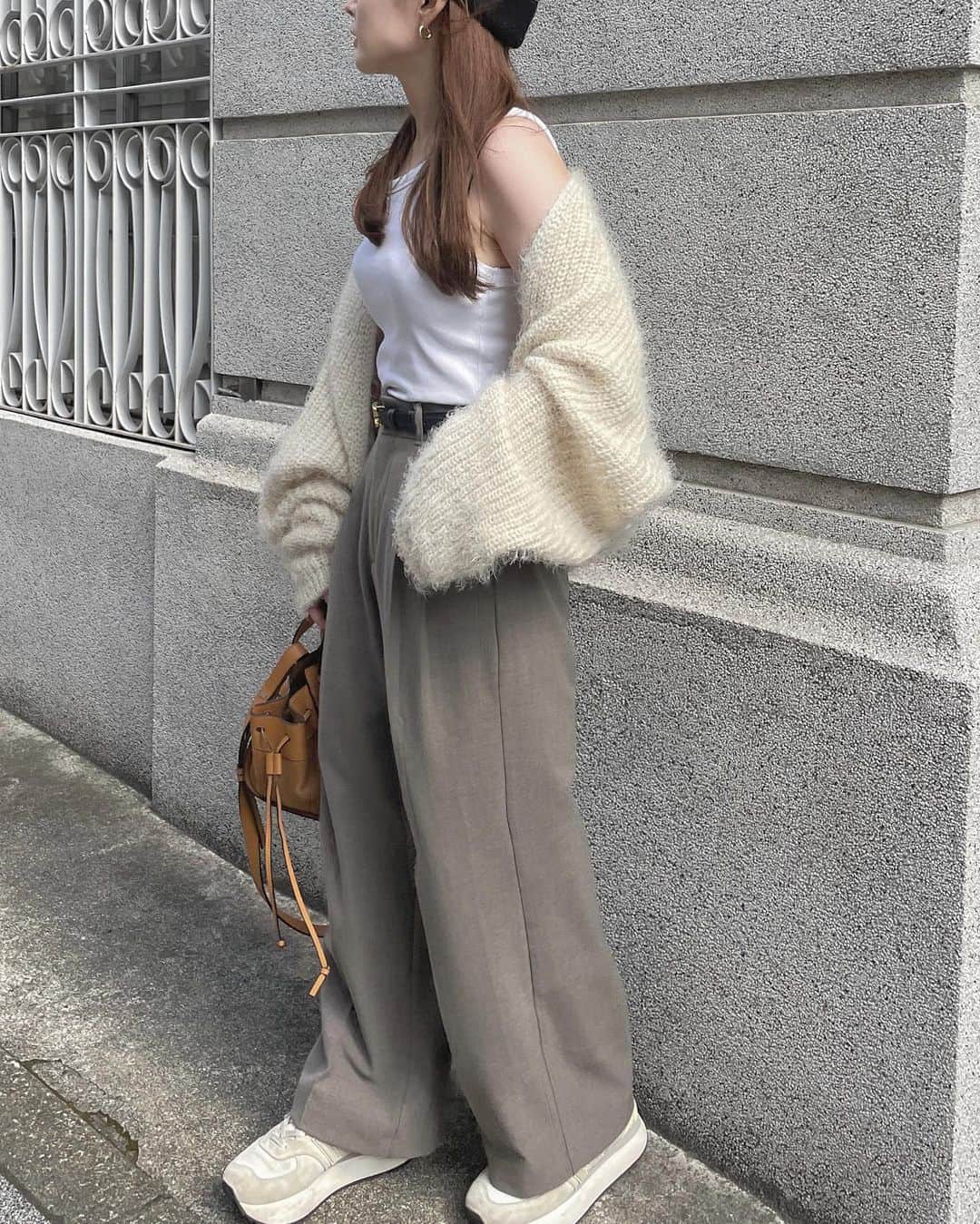 大田くるみのインスタグラム：「やっと涼しい気配がして まだ少し暑いけど秋服に💕  ☑︎もふもふカーディガン🧶 @d_by_dholic  🔗リンクはストーリハイライトの"コーデ"に 貼ってあります  ☑︎このタックワイドパンツ👖 腰回りの肉感を拾わないから 骨ストさんにおすすめかも！ お店で裾上げしてもらったよ♡ @gu_for_all_  （ユニクロとGUのパンツは絶対 買う時裾上げするよー！）  ☑︎スニーカー洗ったのに原っぱに入ると 一撃で汚れちゃう😂 でも軽くて歩きやすすぎてずっと履いてる @newbalance   早くもっと涼しくなって欲しいよね〜😂 . . . #低身長コーデ #骨格ストレート  #骨格ストレートコーデ  #骨ストコーデ」