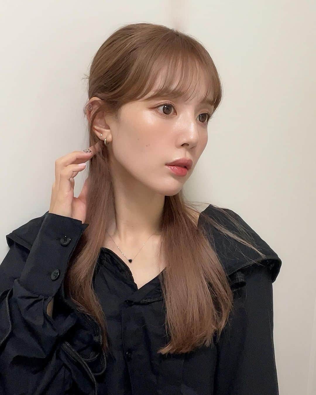 目見田早弥子のインスタグラム：「. 最近コルグンセラピーの @webeauty.azabu に通い始めたので 軽いレポを✒️ コルグンセラピーとは、セラピストさんの手と足を使って 骨と筋肉にアプローチしていく韓国発の施術。 2枚目に載せた動画を見てみてね😂👏🏻 私も動画見てびっくりした！最初は痛いんだけど 段々心地よくなっていって最後は寝ちゃってました💭💫 顔だけでも10パターンの施術があって 悩みに合わせて的確なアプローチをしてくれるの◎ 私は今回「頬骨管理」と「美人肩管理」という施術を受けました！ 施術前と施術後に顔を触ってみると 頬骨が顔の内側に入ってるのがわかって驚き&感動でした🎀 この前ヘアカラーして写真撮った時にりょうくんに 「今日くらいの頬のぷっくり感いいね」って言われて もしかしてコルグン受けたからでは..？と思った！ 肩も三角に張ってた筋肉が少しマシになって 綺麗な直角肩に一歩近づいた感じがします！ 痩せたのもあって頬コケ結構気になってるから しっかりWEBEAUTYさんに通って整えてもらおうと思います✨」