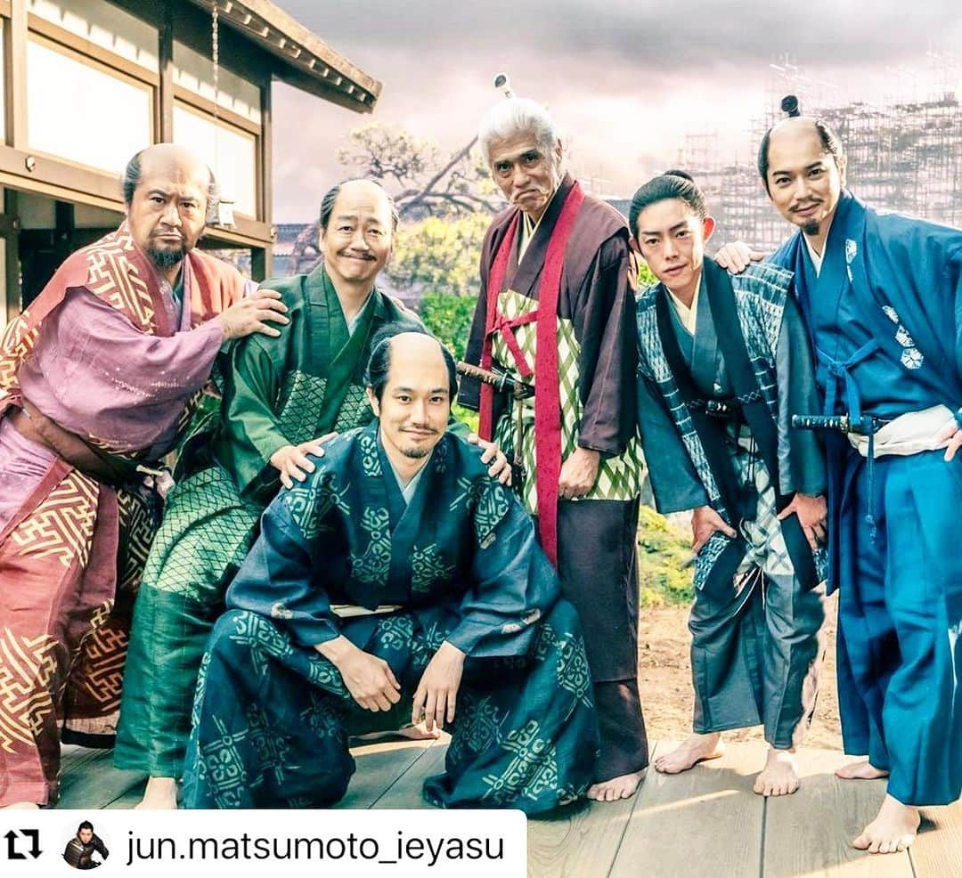 吉村界人さんのインスタグラム写真 - (吉村界人Instagram)「#Repost @jun.matsumoto_ieyasu with  武田に仕えた真田家の当主。表裏比興の者と言われ、ずる賢く切れ者。何度も徳川を苦しめる存在。 ⁡ 演じるのは佐藤浩市さん。 初めてお会いしたのは18年くらい前。。それ以来ご家族とも仲良くさせてもらっていて、父のような存在。この作品で共演させて頂きとても嬉しく思います。 共演シーンはなんとも言えない刺激的なワンシーンになりました。 ⁡ photo by Ieyasu & Staff ⁡ #どうする家康 #真田昌幸 #佐藤浩市 #久々の共演 #嬉しかった #２作連続出演 #良い表情😊 #大森南朋 #小手伸也 #松山ケンイチ #吉村界人 #松本潤 #どうする家康」9月24日 19時57分 - kaito_.yoshimura