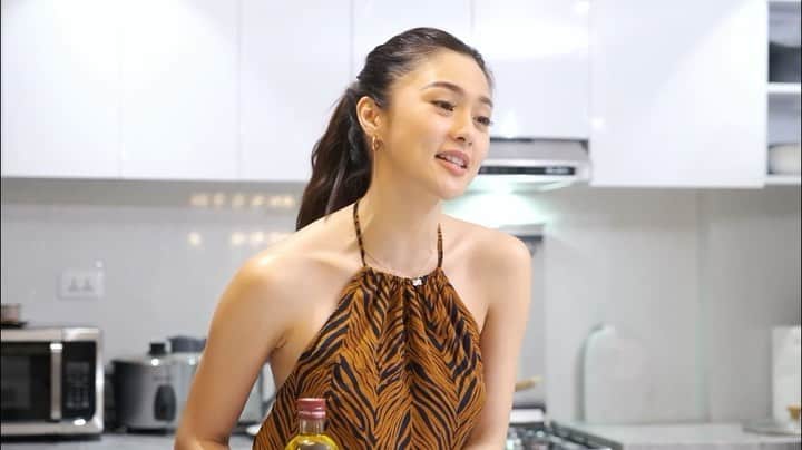 のインスタグラム：「Thank you for watching my latest humble abode tour, parts 1 and 2!🙏🏻 NEW VLOG ON MY CHANNEL!!!💖  Answering sweet and spicy questions from my followers!🔥🧁🌶️ Visit 𝐊𝐈𝐌 𝐂𝐇𝐈𝐔 𝐏𝐇 on YouTube to watch the full video!😉❤️ Maraming Salamat po.❤️ #KimChiuPH」