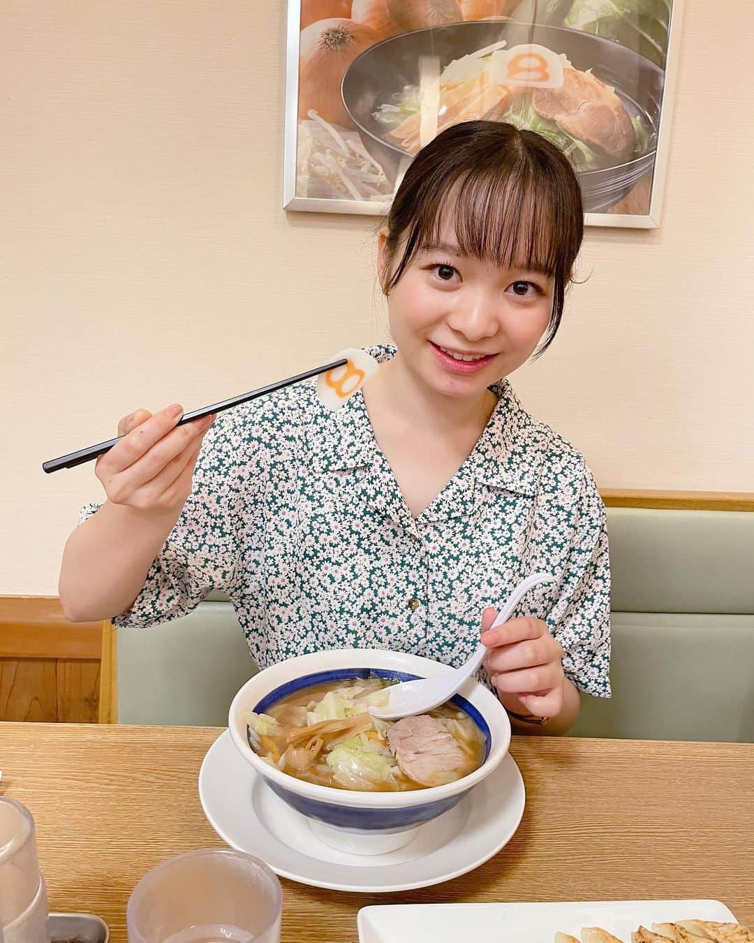 延命杏咲実のインスタグラム：「. 石川旅行記、まだまだあるよ〜！！🌱 . 石川県を中心に展開するラーメンチェーン、8番らーめんを食べました🍜 . ラスアイ時代は立ち位置8番だったので、8は縁のある数字！🐝かまぼこにも8が書いてあって可愛いよね〜〜！💓 . 野菜たっぷりなので、シャキシャキの食感がとっても楽しい！！野菜の甘みも食欲をそそります😋 . ラーメン好きのお父さんも美味しいとお墨付きでした〜😉みなさんも北陸に行ったらぜひ🫶🏻 . . #石川旅行 #石川 #石川グルメ #8番らーめん #8番 #もぐもぐ延命日記 #セントフォース #セントフォースsprout #延命杏咲実 #延命ちゃん」