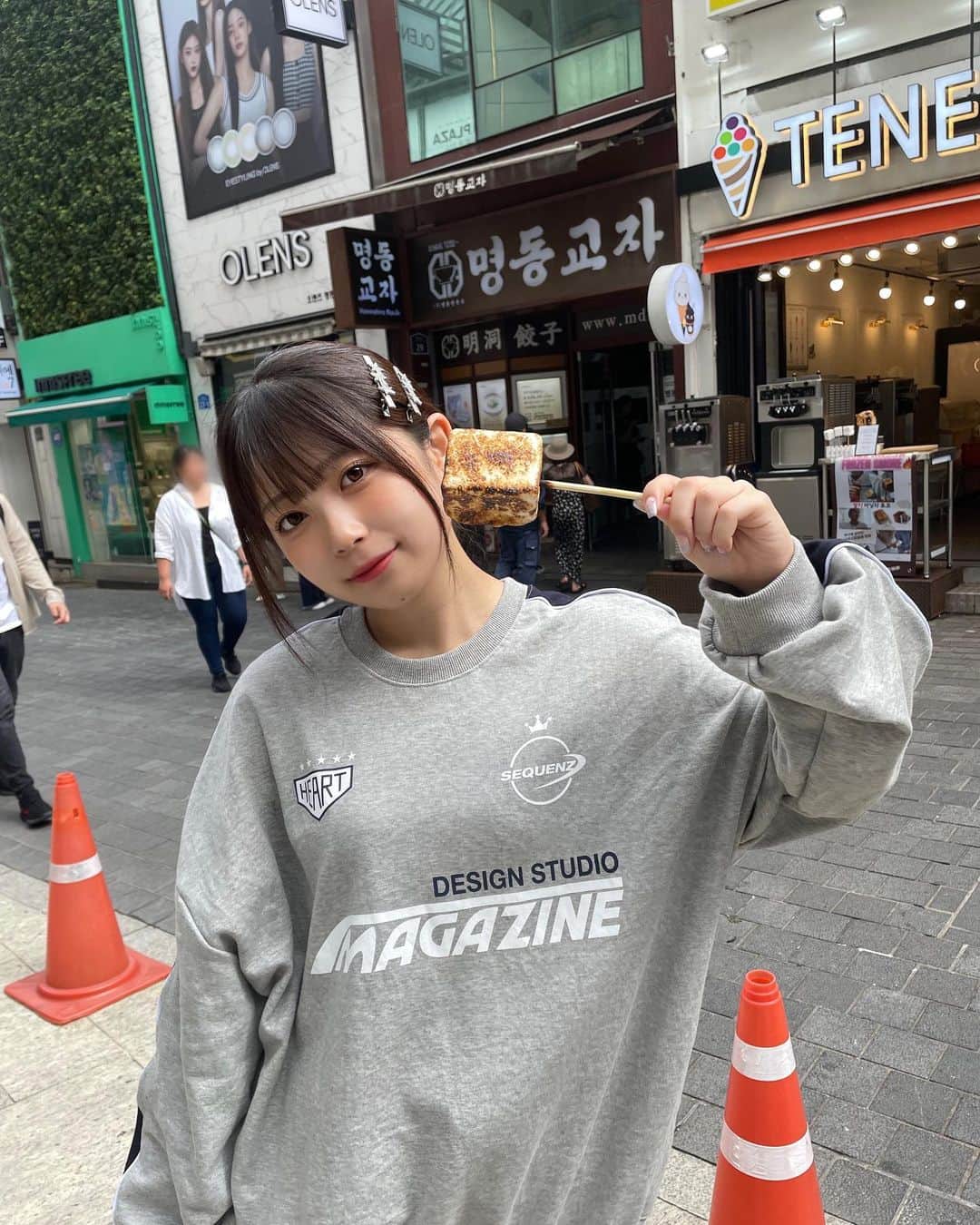 のインスタグラム：「．  長袖着れるようになってきたの嬉しい🍂 大好きな韓国料理を本場で食べれて 三日間幸せでいっぱいだった🤤🈵💕」