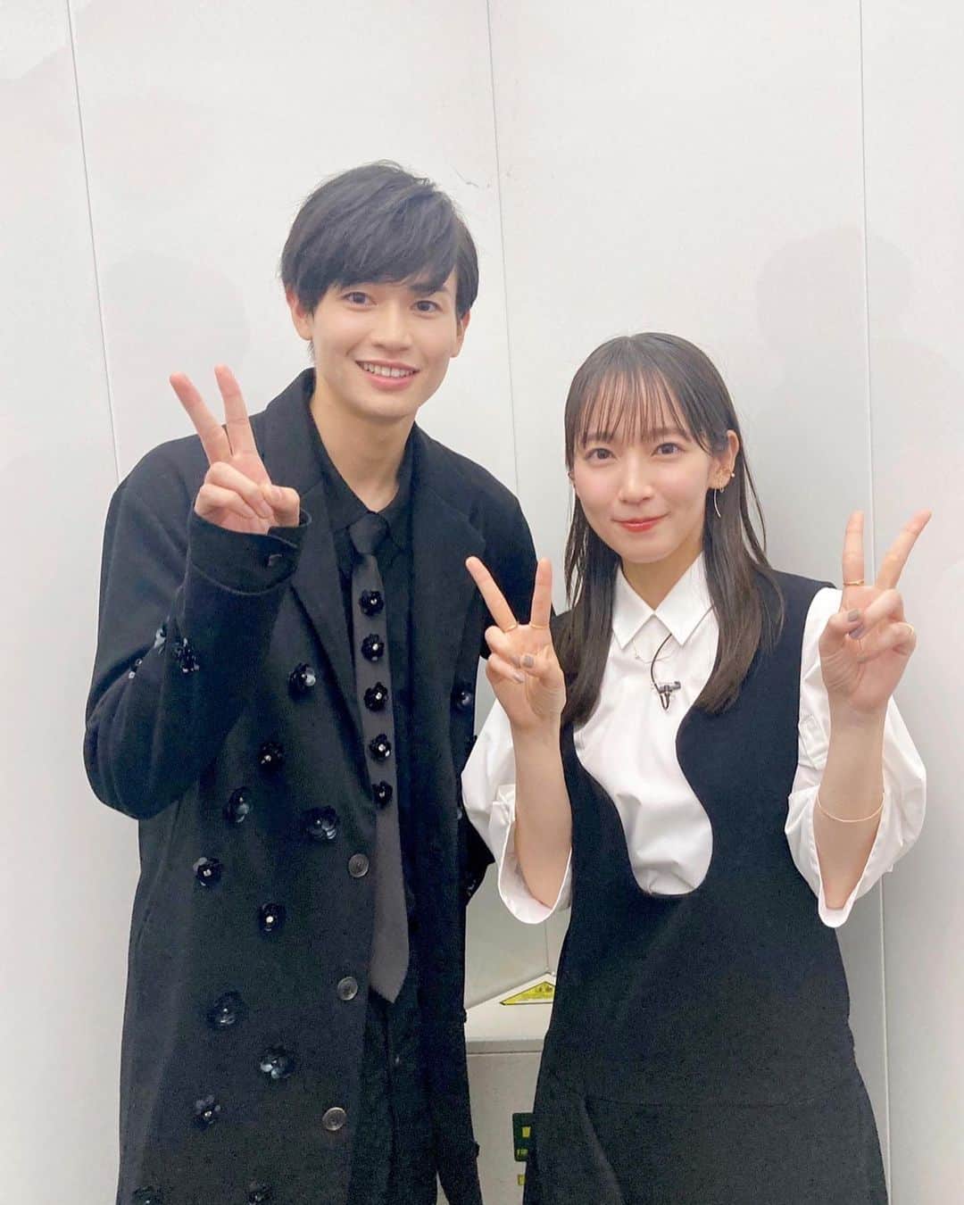 吉岡里帆のインスタグラム：「『時をかけるな、恋人たち』新キャスト 西垣匠君と明日番宣出演します🐈‍⬛🐈‍⬛ ドラマでは懐っこくて可愛い西垣君の魅力がたっぷり詰まってます!西垣君ファンの方もお楽しみに。  "FNSドラマ対抗お宝映像アワード"2023秋。 明日25日20時〜  withじろうさん🐈 あ、勿論じろうさんファンの方もお楽しみに！  @sho_nishigaki_official  @sissonne_jiro   #ドラマ　#トキコイ #時をかけるな恋人たち   シャツ.ワンピース @enfold_official  ネックレス.ピアス.イヤカフ @eney_jewelry  @hirotakajewelry」