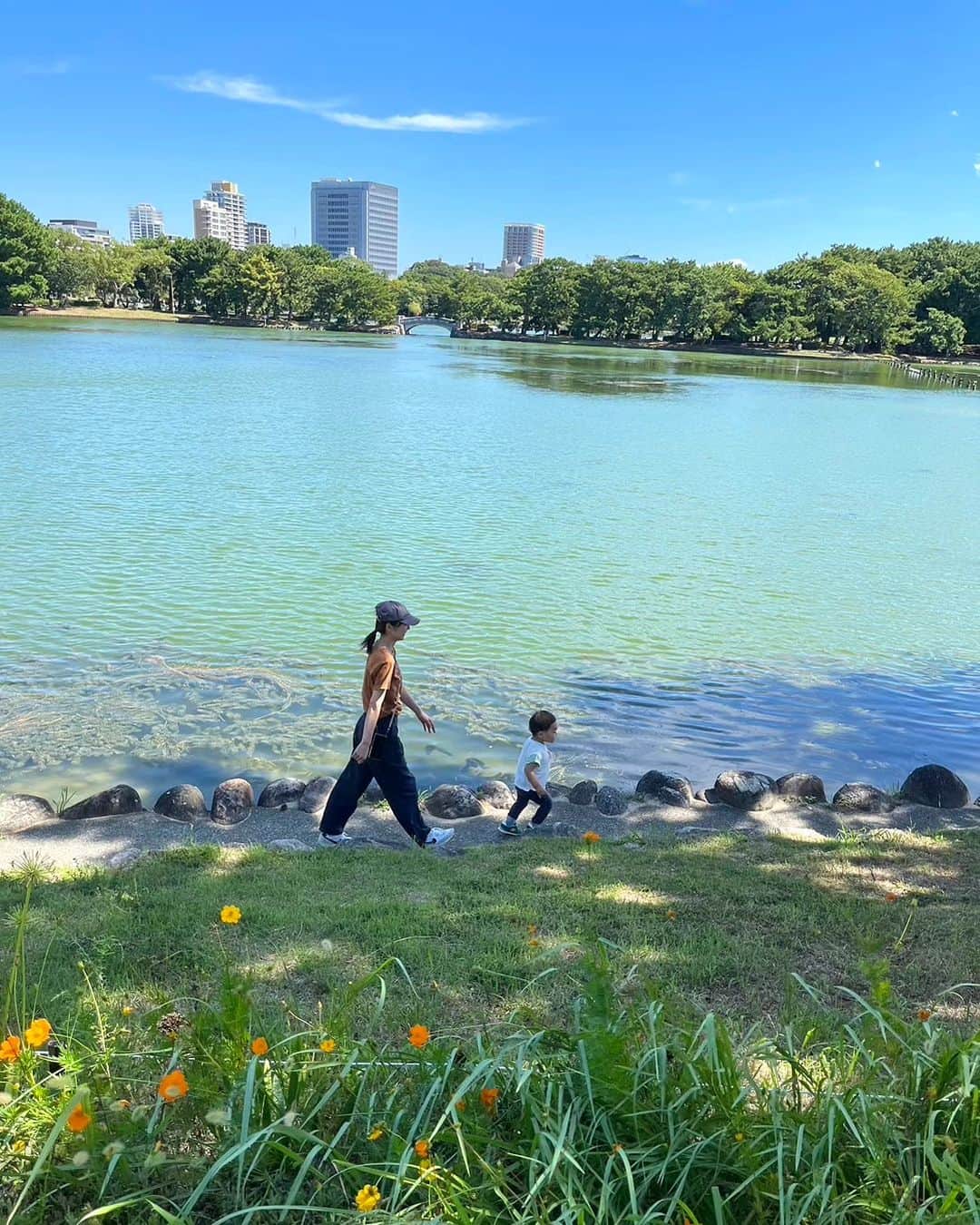 橋本真衣のインスタグラム：「. 今朝の大濠公園 海みたいに写ってびっくり！  最近、お散歩に いい気候になってきて 嬉しいです🤗❤️ . . #大濠公園#実際は#走る息子をひたすら追いかけてる」