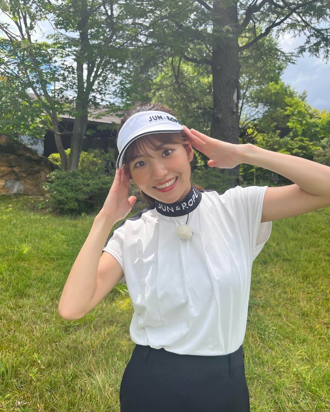 のインスタグラム：「BS11 「諸見里しのぶ　実践　ゴルフテク！」 午後5時30分〜  に三週に渡り、 出演させていただいています！  諸見里プロに丁寧にラウンドしながら ゴルフテクを教えていただけるという なんとも贅沢な時間でした、、、  エッジからの寄せ方、 ロングパット、 右に行きやすい球筋  お困りの方多いと思います、、 わたしもです、、  そんな方々に是非見ていただけたらとおもいます！！  よろしくお願い致します！  ウェアは @junandrope  可愛い🤭🤭🫶  #ゴルフ #ゴルフ女子 #ゴルフウェア」