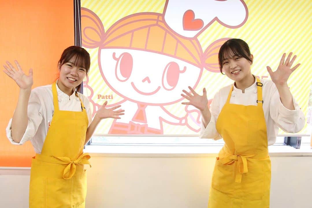 神戸製菓専門学校（公式）さんのインスタグラム写真 - (神戸製菓専門学校（公式）Instagram)「. 🌈秋のオープンキャンパス🌈  一度体験したらトリコになる、パン作り🍞🥐✨  今日は #ベーコンエピ にチャレンジ🥓🧡  「優しく教えてくださり楽しかったです！」 「授業の雰囲気が知れてよかったです」 などの感想をいただきました😌  お菓子作りやパン作り初心者の方🔰も安心して ぜひお友達やご家族の方と一緒に、神戸製菓のオープンキャンパスにご参加くださいね😊  🎃今後開催のオープンキャンパス👻 10/1(日) スイーツ&パンW体験 10/7(土) ハロウィンロールケーキ 10/8(日) カレードーナツ 10/15(日) くまさんモンブラン 10/21(土) オニオンブレッド お申込みは、Webまたは公式LINEから！  #神戸製菓　#神戸製菓専門学校　#製菓 #製パン #パティシエ　#パン職人　#ベーコンエピ #オープンキャンパス　#パン作り好きな人と繋がりたい #神戸　#三ノ宮　#カフェ　#お菓子　#パン　#製菓専門学校　#製菓学生 #pattistagram2023」9月24日 20時05分 - kobeseika_info