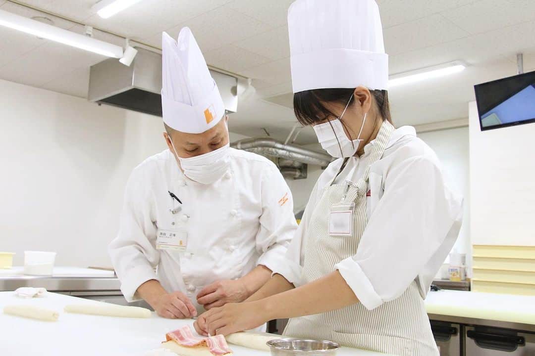 神戸製菓専門学校（公式）さんのインスタグラム写真 - (神戸製菓専門学校（公式）Instagram)「. 🌈秋のオープンキャンパス🌈  一度体験したらトリコになる、パン作り🍞🥐✨  今日は #ベーコンエピ にチャレンジ🥓🧡  「優しく教えてくださり楽しかったです！」 「授業の雰囲気が知れてよかったです」 などの感想をいただきました😌  お菓子作りやパン作り初心者の方🔰も安心して ぜひお友達やご家族の方と一緒に、神戸製菓のオープンキャンパスにご参加くださいね😊  🎃今後開催のオープンキャンパス👻 10/1(日) スイーツ&パンW体験 10/7(土) ハロウィンロールケーキ 10/8(日) カレードーナツ 10/15(日) くまさんモンブラン 10/21(土) オニオンブレッド お申込みは、Webまたは公式LINEから！  #神戸製菓　#神戸製菓専門学校　#製菓 #製パン #パティシエ　#パン職人　#ベーコンエピ #オープンキャンパス　#パン作り好きな人と繋がりたい #神戸　#三ノ宮　#カフェ　#お菓子　#パン　#製菓専門学校　#製菓学生 #pattistagram2023」9月24日 20時05分 - kobeseika_info