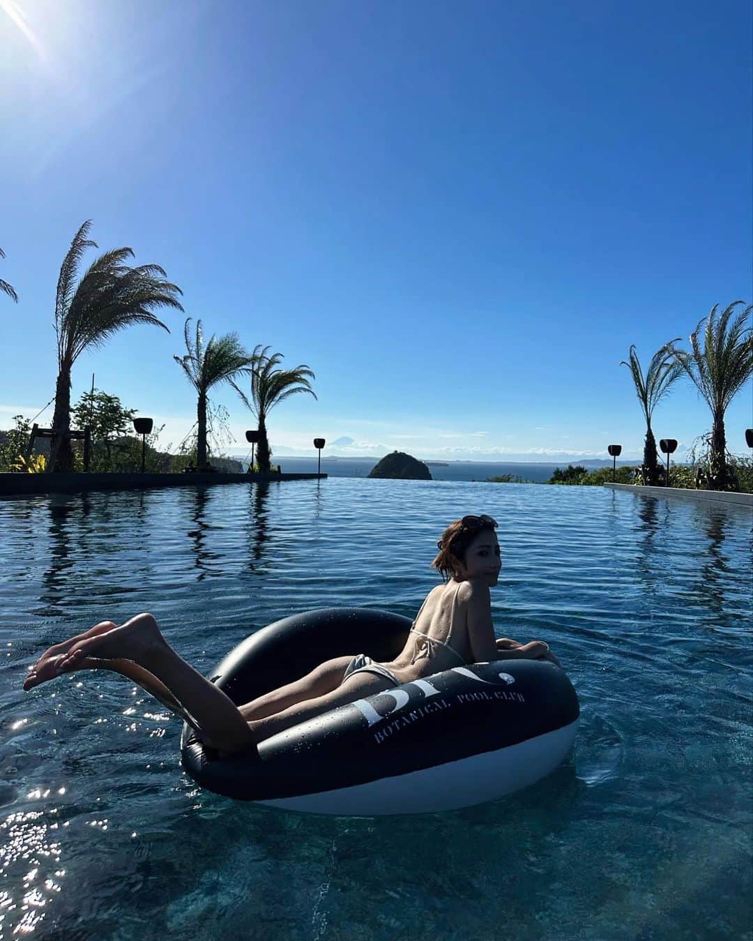 のインスタグラム：「たくさんのボタニカルに 囲まれたプールクラブ🌴🌴 @botanicalpoolclub   時間によって雰囲気がガラリと変わるので 1日中飽きずにゆっくりとできて 色々な景色が楽しめちゃいます🥹🌅🌇🌃🌠  BARの軽食も美味しかった😋🍟🍺🍸 夜もBBQ、火鍋などから選べたよ🍖🍲🥘  #botanicalpoolclub #bpc #ボタニカルプールクラブ」