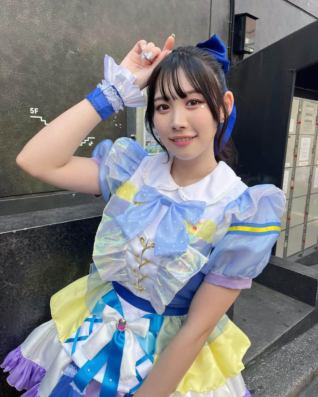 篠見星奈さんのインスタグラム写真 - (篠見星奈Instagram)「.  あまいものつめあわせプレデビューライブ ありがとうございました🍭💙  緊張と不安で涙が出そうになったけど みんなのおかげで全力で楽しめました🥹 しのみ推しズ、青のペンラ振ってくれて 本当にありがとう！！！！！！ おかげで安心したよ🥲💭  そしてあまつめ指名が130名以上！ 特典会も全員完売で大盛況でした💫 この勢いを次に繋げたいので これからもついてきてくださいねーっ！  素敵なお花もありがとうございました😌💐  この4人でプレデビューできたことが ほんとに幸せ❕みんなだいすきだよ🫶🏻  #あまいものつめあわせ #あまつめ　#アイドル #篠見星奈」9月24日 19時57分 - shinomi_seina