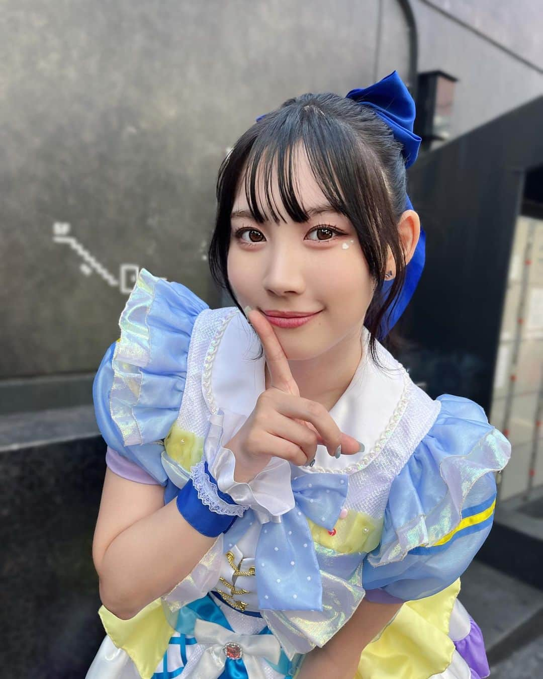 篠見星奈さんのインスタグラム写真 - (篠見星奈Instagram)「.  あまいものつめあわせプレデビューライブ ありがとうございました🍭💙  緊張と不安で涙が出そうになったけど みんなのおかげで全力で楽しめました🥹 しのみ推しズ、青のペンラ振ってくれて 本当にありがとう！！！！！！ おかげで安心したよ🥲💭  そしてあまつめ指名が130名以上！ 特典会も全員完売で大盛況でした💫 この勢いを次に繋げたいので これからもついてきてくださいねーっ！  素敵なお花もありがとうございました😌💐  この4人でプレデビューできたことが ほんとに幸せ❕みんなだいすきだよ🫶🏻  #あまいものつめあわせ #あまつめ　#アイドル #篠見星奈」9月24日 19時57分 - shinomi_seina