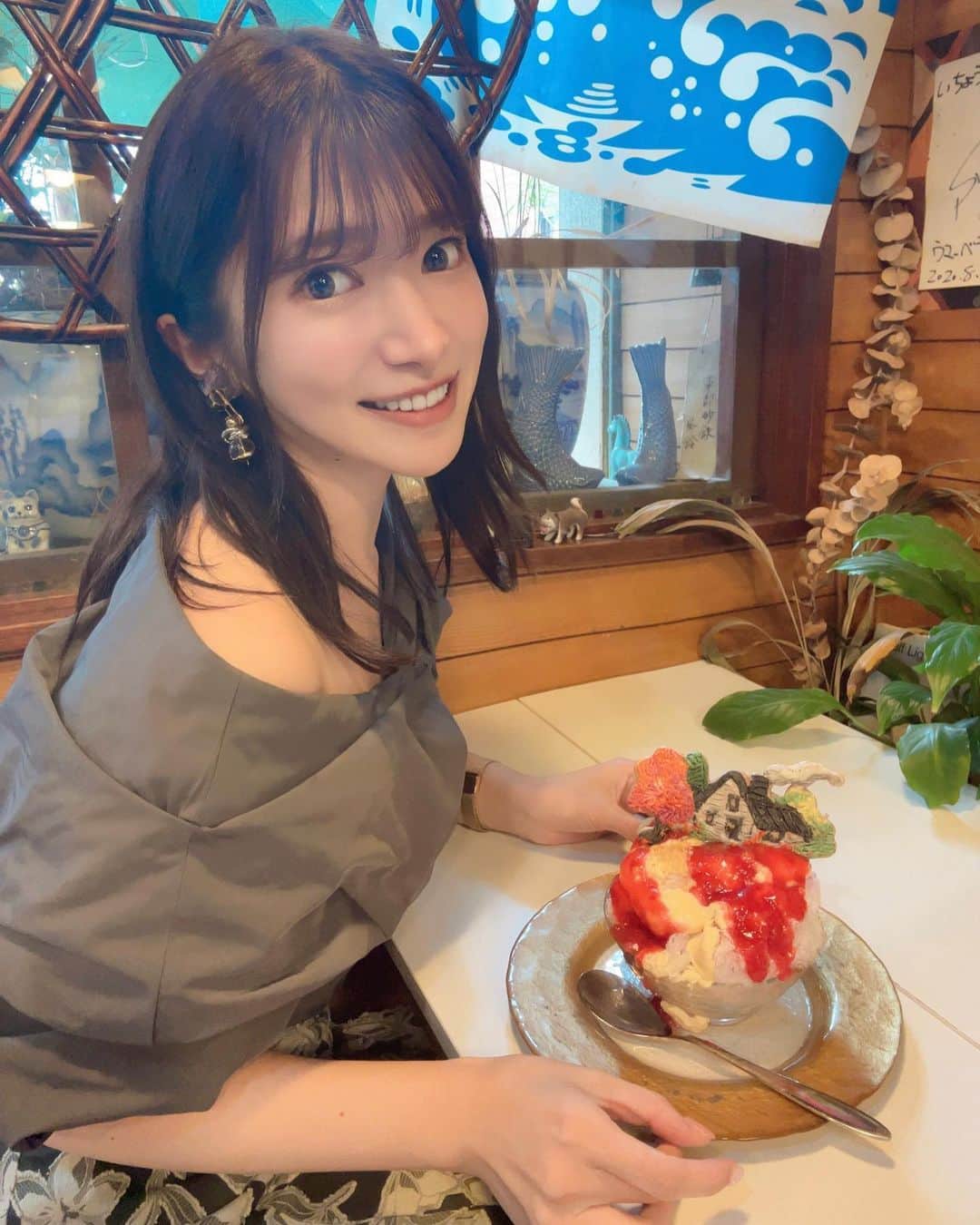 渚志帆のインスタグラム：「北品川『いちょうの木』さん🍧  ＊紅葉 ＊焼き芋ピーカンパイ ＊フルーツ大福  いちょうの木さんの新メニュー追い求めて🏃‍♀️💨 いちょうさん、毎回メニュー多すぎて食べたいのが毎回10杯くらいあって、10杯かき氷食べれる人間になりたいと毎回思わせられる氷屋さん...😮‍💨 今回またもや大正解なメニューちゃんをオーダーしました☑️ 紅葉🍁　やっぱりもう秋だから秋っぽいメニューは食べておかなくては！ なんと、こちら赤いのはすももソースでございます！😳 すももも秋フルーツ🌟 そしてカスタードとクランブルのサックサク食感！ すももの甘酸っぱさにこの甘さにこの食感は好きすぎるやばいやつです😭 美味しすぎるしどんどんすもものジューシーさも増していきます...！ 中央にはチョコレートソース！でかなり濃厚！！ ガラッッと味変です😳！！！ 底にはブランデーが入っていて、すももとチョコレートとブランデー、かなり大人でほろ苦さもありビターで美味しい。 これは癖になってまう...🥺！！！ この意外な調和に感銘を受けた逸品でした✨ また秋メニュー！焼き芋ピーカンパイ🍠 焼き芋ソースがぶわぁっとかかり、そのてっぺんからピーカンナッツにカスタード、クリームの構成。 焼き芋ソースが濃厚で甘い！焼き芋そのものを食べているような味わいです✨ そしてこの焼き芋ソースとピーカンナッツのハーモニーがぶっ飛び上手すぎ秋感じすぎぃ.... カスタードとクリームでちょいちょい甘さを調節しながら食べることができます😋 食べているとラムレーズンの味が！？ またもやこれも秋ｯｯ...!!! このラムレーズン、優しい甘酸っぱさで大人モードへランクアップ！ と食べていたら底にはまさかのブランデーコーヒーの登場でございます...！！！！！ 大人モード通り越して上大人でございます🤴 またこのブランデーコーヒーの味わいがなんとも香ばしくラムと合わさってアダルティ.. この一杯で秋も甘さも深さ大人全て味わえちゃう素晴ら氷ちゃんでした😭✨ ラストにフルーツ大福🍧 想像以上にもちもちしたものが乗っておる...！ しっかり大福感ある分厚さと噛みごたえのあるもちもち感。 フルーツはシャインマスカットに桃、和梨でジューシーな構成に。 白あんソースが和風濃厚でこれらのさっぱりフルーツと共に合ってアクセントに🌟 そして途中で本格的に和になりました中に小豆が入っていたのです！！！😳 サクサクフレークも共にあり噛みごたえも味わいも和好きにはたまりましぇん！！！ と思いきや、美味い美味いと食べていたらラストに底に玉露があるやーーーん！ 玉露の入った氷ちゃんって初めてかも、、！ 最初見た時は、抹茶かな？と思いきやしっかりお茶の味がします！！ フルーツが爽やかで求肥で沢山噛んで味わって最後にこの濃厚な和はずるいです🥹✨ 意外な味変達が本当に面白くて食べていてずっと楽しかった..！ 今回も美味しくご馳走様でした🙏✨」