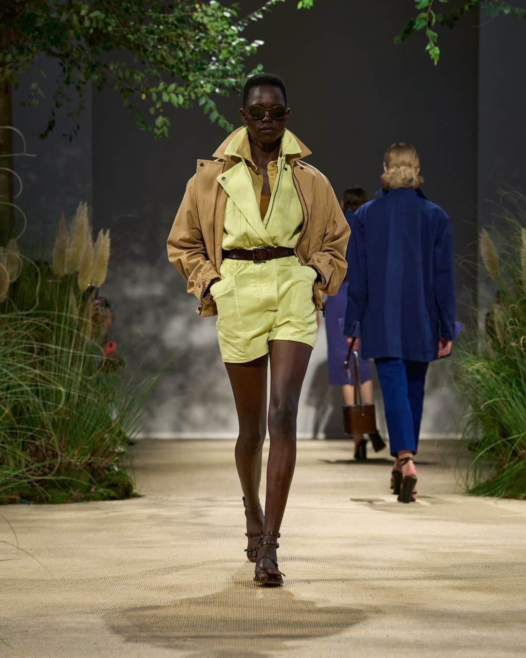 マックスマーラのインスタグラム：「The #MaxMaraSS24 collection is an ode to the inspiring determination, resilience and accomplishments of the Women's Land Army. Discover the show at the link in bio. #MaxMara #MFW」