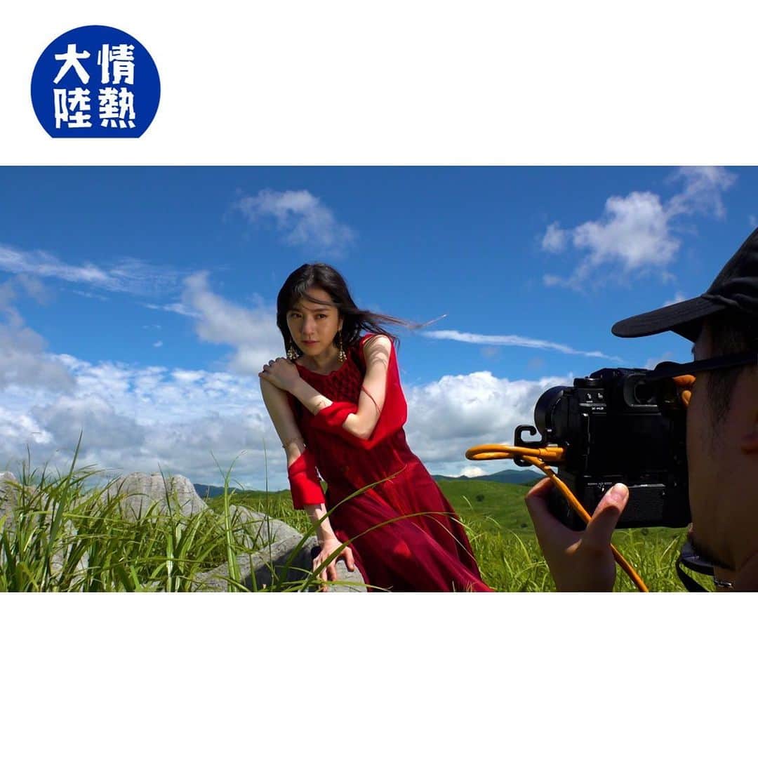 TBS「情熱大陸」のインスタグラム：「🔵 こんや11時スタート！ ＭＢＳ/ＴＢＳ系　情熱大陸  シンガーソングライタ milet  英語と日本語を使い分けるグローバルなソングライティングと、ハスキーかつ重厚感のある唄声。  「東京2020オリンピック」閉会式のパフォーマンスをはじめ、数多くのドラマやアニメの主題歌を務め、今や人気は海外にも広がっている。カメラは、国内外を飛び回る多忙な日々を追った。  ＃情熱大陸 ＃milet」