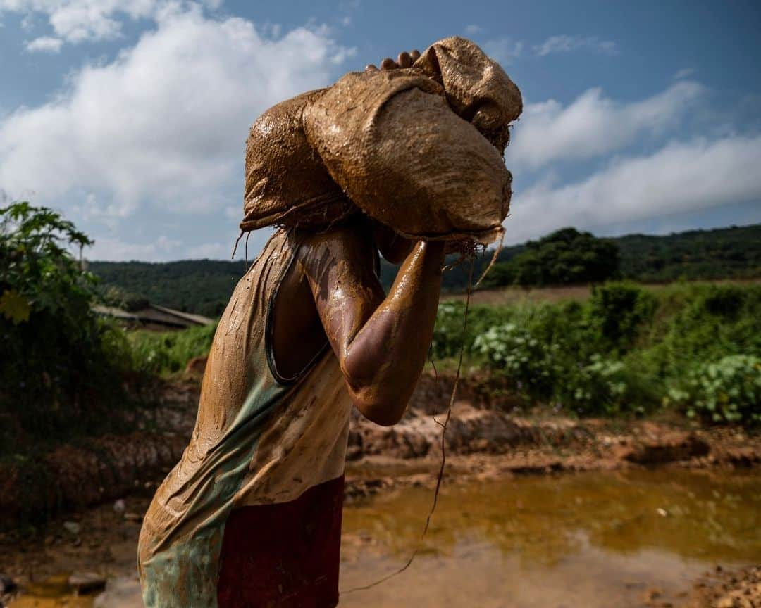 AFP通信さんのインスタグラム写真 - (AFP通信Instagram)「Gold and mercury, not books, for Venezuela's child miners⁣ ⁣ In the Venezuelan town of El Callao, extracting gold from soil starts as a kid's game, but soon becomes a full-time job that human rights activists slam as dangerous exploitation.⁣ Small and agile, the children's size helps them shimmy into narrow wells to hack out muddy earth, hoping it will contain gold -- which has become ever more precious as Venezuela's oil production has plummeted⁣ ⁣ 1 - A miner wearing a shirt with the image of "Uncle Sam" digs in a mine to extract gold, which will then be sold in El Callao, Bolivar State, Venezuela.⁣ ⁣ 2 - A miner works with a bar to dig and extract gold.⁣ ⁣ 3 - A miner shows rocks with traces of gold found in a mine to later be processed by hand in a mill in El Callao.⁣ ⁣ 4 & 5 - Mining children work digging in a mine in search of gold.⁣ ⁣ 6 - A young miner carries a bag of mud in an open pit mine in search of gold to later sell it in El Callao.⁣ ⁣ 7 - A mining boy unloads a bag of mud into a wooden container used to strain and wash mud in search of gold.⁣ ⁣ 8-> 9 - A young  miner strains and separates mercury from the mud used to adhere gold found in an open pit mine⁣ ⁣ 10 - A mining boy shows a ball of mercury that is used daily to separate the gold found among mud puddles.⁣ ⁣ 📷 @magdagibelli⁣ 📷 @yrispaul_21⁣ #AFP」9月24日 20時00分 - afpphoto