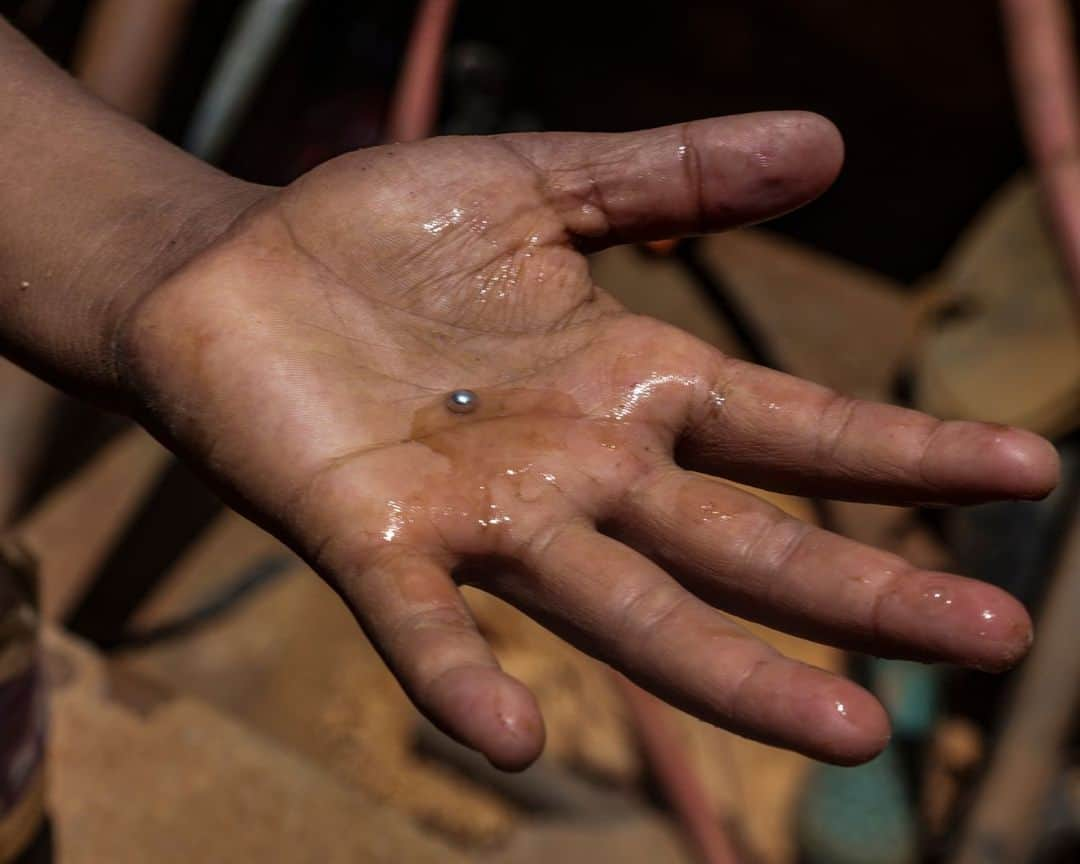 AFP通信さんのインスタグラム写真 - (AFP通信Instagram)「Gold and mercury, not books, for Venezuela's child miners⁣ ⁣ In the Venezuelan town of El Callao, extracting gold from soil starts as a kid's game, but soon becomes a full-time job that human rights activists slam as dangerous exploitation.⁣ Small and agile, the children's size helps them shimmy into narrow wells to hack out muddy earth, hoping it will contain gold -- which has become ever more precious as Venezuela's oil production has plummeted⁣ ⁣ 1 - A miner wearing a shirt with the image of "Uncle Sam" digs in a mine to extract gold, which will then be sold in El Callao, Bolivar State, Venezuela.⁣ ⁣ 2 - A miner works with a bar to dig and extract gold.⁣ ⁣ 3 - A miner shows rocks with traces of gold found in a mine to later be processed by hand in a mill in El Callao.⁣ ⁣ 4 & 5 - Mining children work digging in a mine in search of gold.⁣ ⁣ 6 - A young miner carries a bag of mud in an open pit mine in search of gold to later sell it in El Callao.⁣ ⁣ 7 - A mining boy unloads a bag of mud into a wooden container used to strain and wash mud in search of gold.⁣ ⁣ 8-> 9 - A young  miner strains and separates mercury from the mud used to adhere gold found in an open pit mine⁣ ⁣ 10 - A mining boy shows a ball of mercury that is used daily to separate the gold found among mud puddles.⁣ ⁣ 📷 @magdagibelli⁣ 📷 @yrispaul_21⁣ #AFP」9月24日 20時00分 - afpphoto