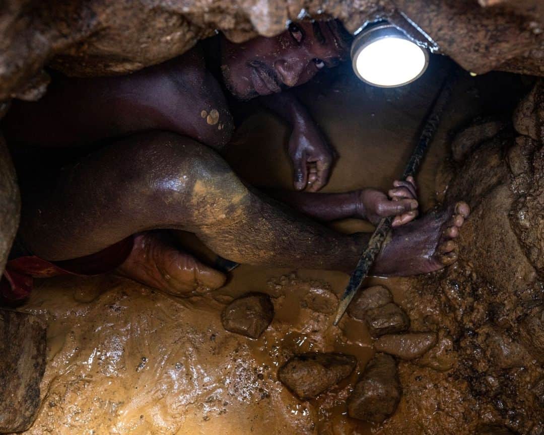 AFP通信さんのインスタグラム写真 - (AFP通信Instagram)「Gold and mercury, not books, for Venezuela's child miners⁣ ⁣ In the Venezuelan town of El Callao, extracting gold from soil starts as a kid's game, but soon becomes a full-time job that human rights activists slam as dangerous exploitation.⁣ Small and agile, the children's size helps them shimmy into narrow wells to hack out muddy earth, hoping it will contain gold -- which has become ever more precious as Venezuela's oil production has plummeted⁣ ⁣ 1 - A miner wearing a shirt with the image of "Uncle Sam" digs in a mine to extract gold, which will then be sold in El Callao, Bolivar State, Venezuela.⁣ ⁣ 2 - A miner works with a bar to dig and extract gold.⁣ ⁣ 3 - A miner shows rocks with traces of gold found in a mine to later be processed by hand in a mill in El Callao.⁣ ⁣ 4 & 5 - Mining children work digging in a mine in search of gold.⁣ ⁣ 6 - A young miner carries a bag of mud in an open pit mine in search of gold to later sell it in El Callao.⁣ ⁣ 7 - A mining boy unloads a bag of mud into a wooden container used to strain and wash mud in search of gold.⁣ ⁣ 8-> 9 - A young  miner strains and separates mercury from the mud used to adhere gold found in an open pit mine⁣ ⁣ 10 - A mining boy shows a ball of mercury that is used daily to separate the gold found among mud puddles.⁣ ⁣ 📷 @magdagibelli⁣ 📷 @yrispaul_21⁣ #AFP」9月24日 20時00分 - afpphoto