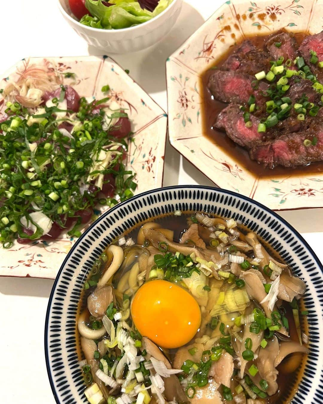 甘糟記子さんのインスタグラム写真 - (甘糟記子Instagram)「先週の夕飯と弁当！  水曜日は煮込みハンバーグ！ りんごを細かくカットして、バターで炒めブランデーを飛ばしてデミグラスソースやケチャップ入れてます(≧∀≦)  次の日お弁当に入れる時に、揚げ物とか焼くものは朝作るけど、煮込み系は冷蔵庫に入れといてチンして入れてます(〃ω〃)  木曜日はパパがうどんが食べたいと言うので、しめじと豚肉のうどん卵のせ！  鬼滅の刃で炭治郎が卵を入れていたのを見てから子供達も入れてます（笑）  そしてお弁当はホットドッグ！ IKEAの前を通ったので、ホットドッグのバンズを買ったんだ(o^^o)  子供達喜ぶやつね\(//∇//)\  姫は金曜日学校から帰ってからパパと秋田へ！  週末はテスト前の息子殿と2人でお留守番なり(^з^)-☆  #甘糟ご飯#ご飯#おうちご飯#家ご飯#煮込みハンバーグ#弁当#ランチボックス」9月24日 20時01分 - norihey924