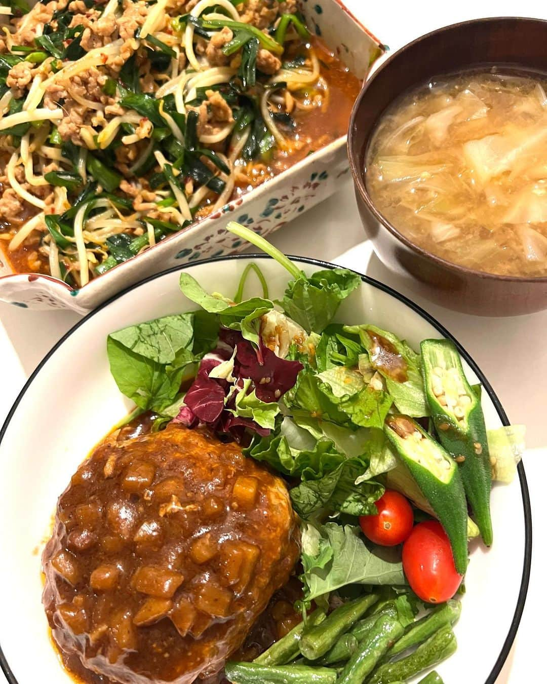 甘糟記子さんのインスタグラム写真 - (甘糟記子Instagram)「先週の夕飯と弁当！  水曜日は煮込みハンバーグ！ りんごを細かくカットして、バターで炒めブランデーを飛ばしてデミグラスソースやケチャップ入れてます(≧∀≦)  次の日お弁当に入れる時に、揚げ物とか焼くものは朝作るけど、煮込み系は冷蔵庫に入れといてチンして入れてます(〃ω〃)  木曜日はパパがうどんが食べたいと言うので、しめじと豚肉のうどん卵のせ！  鬼滅の刃で炭治郎が卵を入れていたのを見てから子供達も入れてます（笑）  そしてお弁当はホットドッグ！ IKEAの前を通ったので、ホットドッグのバンズを買ったんだ(o^^o)  子供達喜ぶやつね\(//∇//)\  姫は金曜日学校から帰ってからパパと秋田へ！  週末はテスト前の息子殿と2人でお留守番なり(^з^)-☆  #甘糟ご飯#ご飯#おうちご飯#家ご飯#煮込みハンバーグ#弁当#ランチボックス」9月24日 20時01分 - norihey924