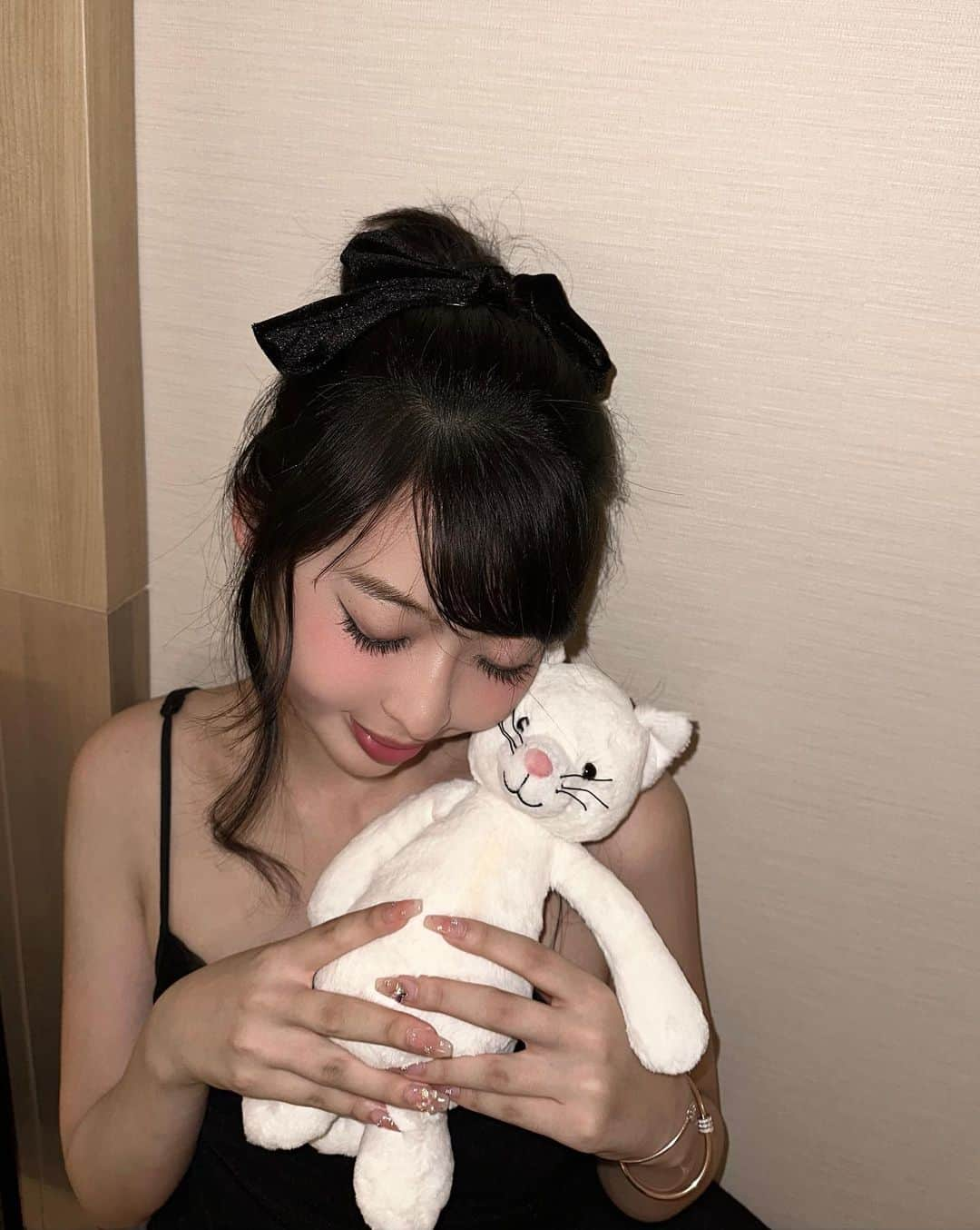 伊藤友奈さんのインスタグラム写真 - (伊藤友奈Instagram)「ワンホン =^._.^= ∫  ひげみょろみょろしてるの可愛すぎ #jellycat#nightdress#chinesegirl #hilton#chloeshoes#blackdress #여자코디룩 #밤데이트코데#섹시룩 #원피스#每日穿搭#ワンホン#中国メイク #中華美人#純欲写真#黒髪ロング  #ワンホンネイル#ワンホンメイク #ワンホンコーデ#ワンホンヘア #シーインコーデ#クロエスニーカー」9月24日 20時01分 - youna.ito