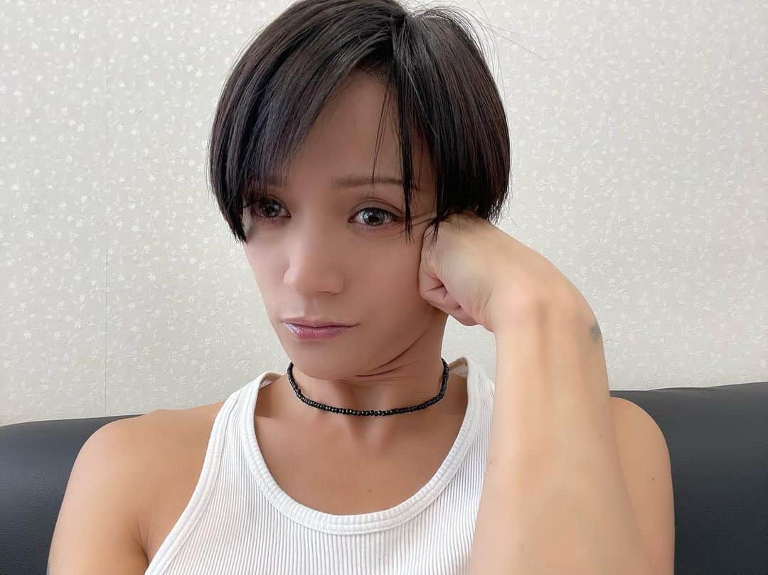 三浦涼介のインスタグラム：「. 🛼🤸🏾🥂🍾🐙🤹🏻 event最終日。東京から大阪、参加していただきました皆んなに感謝。有り難う御座います。 いつか大きなビニールシートひいて皆でお花見しましょうね。 大阪楽しかったな。」