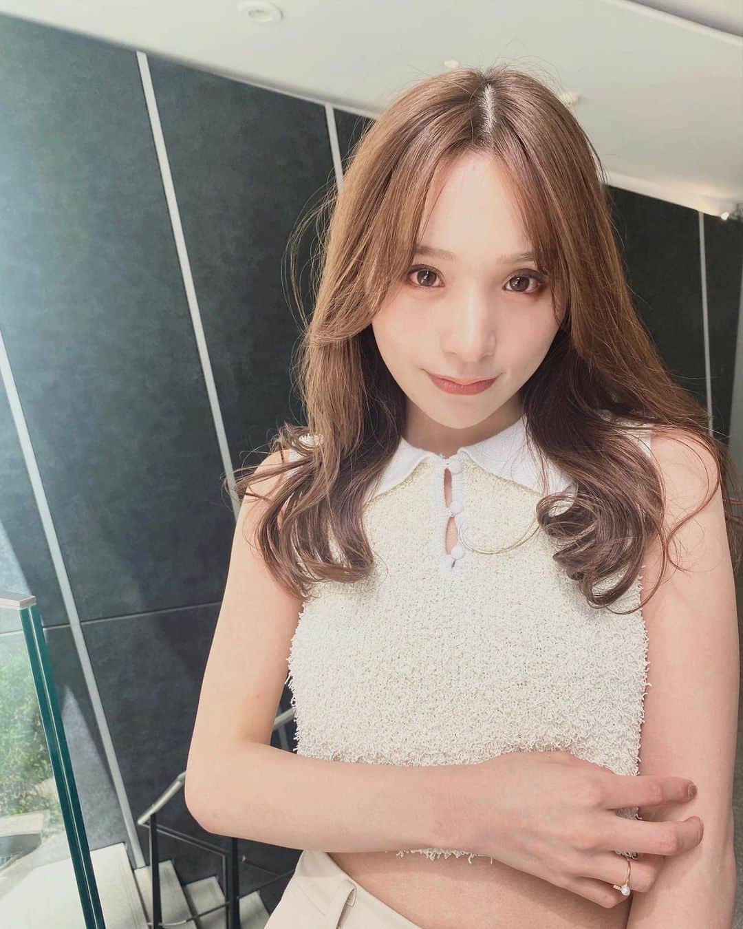 左伴彩佳のインスタグラム：「・ センター分け新鮮だね👶🏻  　 夏よく着てた もふもふトップスお気に入り♪   もう涼しくなってきたから秋服も調達したいなっ🍁  　 　  #秋服　#秋服コーデ #ヘアアレンジ　#前髪アレンジ　#ロングヘア　#巻き髪　#センター分け #前髪なし #韓国ヘア #emoda #エモダ　#サロモ　#サロンモデル」