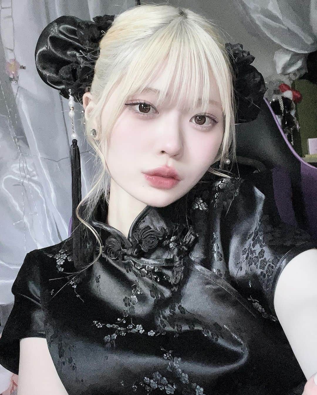 謝花南のインスタグラム：「🖤🩶」