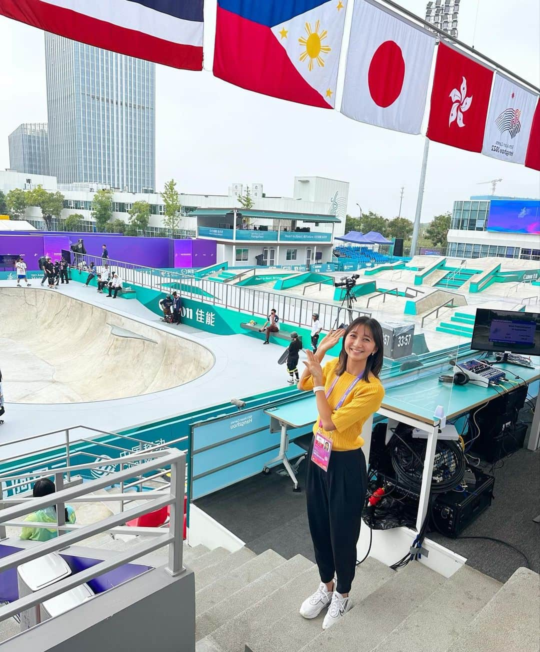 近藤夏子のインスタグラム：「.   今日、初日を迎えたアジア大会✨  スケートボード・パークの予選が行われ取材とインタビューをしました！　 　 前回大会、金メダルを３つ獲得したスケートボード。　 　 日本からパークには男女2人ずつエントリーしています。　 　 　 選手がナイストリックを決めるとみんなが拍手して、ハグして笑顔で迎える スケボーの心温まる瞬間を何度も見ることができました💗 　 リスペクトの精神を忘れずに、競技を楽しんでいる姿をみて、これがスポーツの原点なのだと実感しました。 　 日本選手は皆予選通過、あした決勝です💪🏻 　 チームジャパンの強さと美しさを楽しみに応援したいと思います！！  　 　 さて！ 今夜24:00〜S☆1  アジア大会を熱く厚くお伝えします🧡 　 　 　 . #アジア大会  #スケートボード　#skateboard」