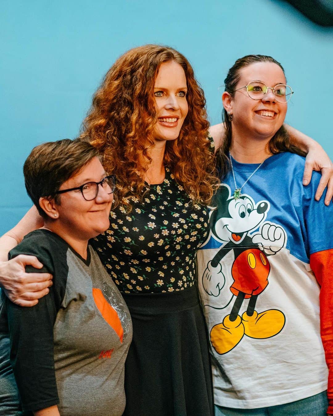 レベッカ・メイダーのインスタグラム：「Can someone come and pinch our cheek. Look who's here today: @bexmader! 🥰  Fancy meeting her, taking a photo with her or asking for an autograph? 🤝➡️ Get your ticket here: Link in bio!  *********  Est-ce que quelqu'un peut venir nous pincer la joue. Regarde qui est aussi là aujourd'hui : Rebecca Mader ! 🥰  Tu as envie de la rencontrer, de prendre une photo avec elle ou de lui demander un autographe ? 🤝 ➡️ Prends ton ticket ici : Lien en bio ! #heroescomiccon23」