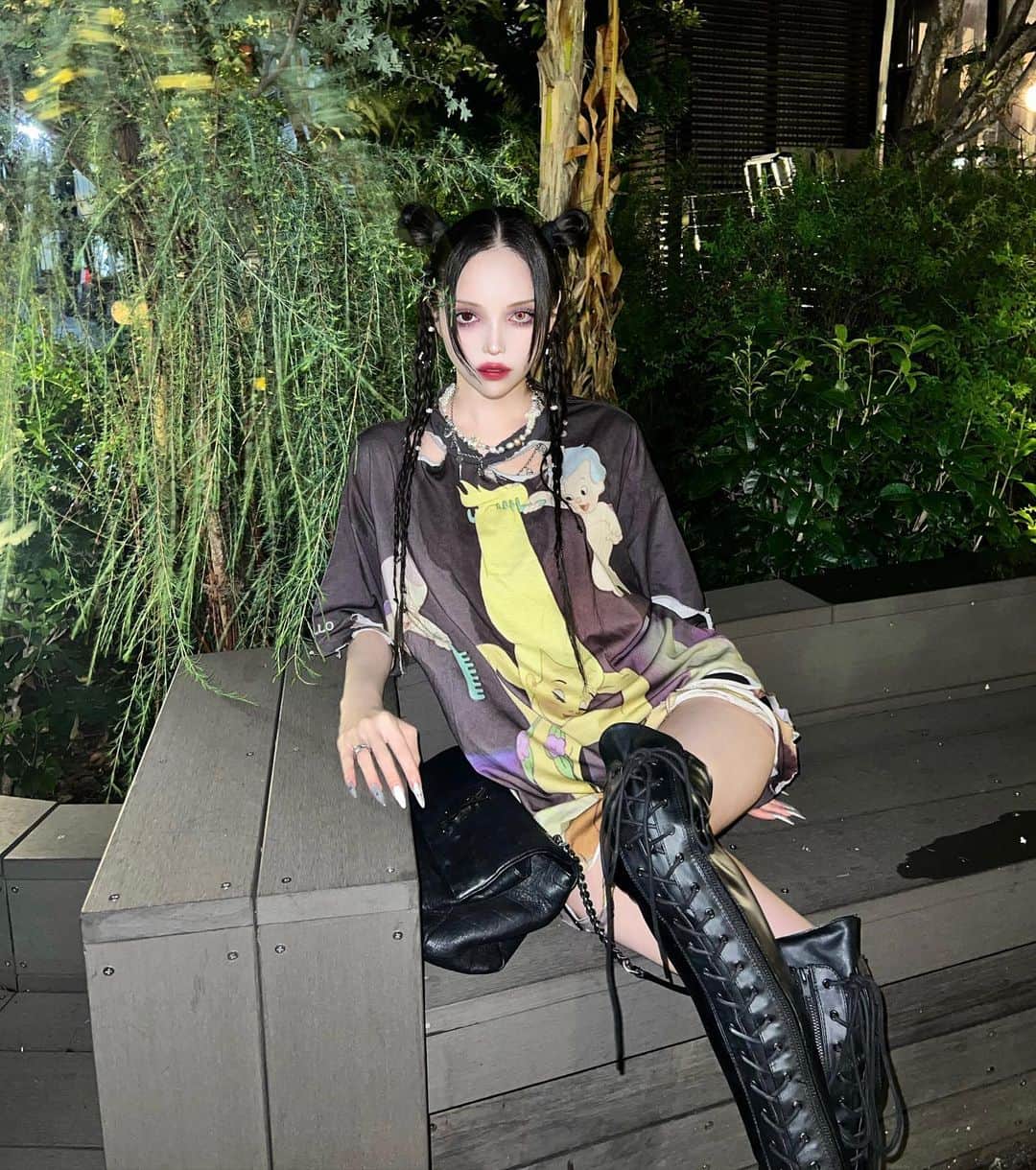 chiiiiiのインスタグラム：「🪄𝐹𝑎𝑛𝑡𝑎𝑠𝑖𝑎×𝐘𝐄𝐋𝐋𝐎☁️ 見つけた瞬間心臓跳ねた🫀  ケンタウロスの女の子が お見合いへの身支度の準備に 天使ちゃん達にお手伝いをして貰う シーンのTシャツ💘 この章が特に大好きで何回も観てた  ペガサスの親子が空飛ぶ練習とか 妖精が蜘蛛の巣や植物達にキラキラ装飾するシーンも 大好きで繰り返し観てたなぁ🦢🤍✧  クラシックを好きになったきっかけでもある 目と耳が満たされるの🍇🍷  そしてTシャツは usedぽく着るのが好きで 裾や首元だけ少しダメージ入れたり 部分的に燃やしてます.❤️‍🔥 かわいい」