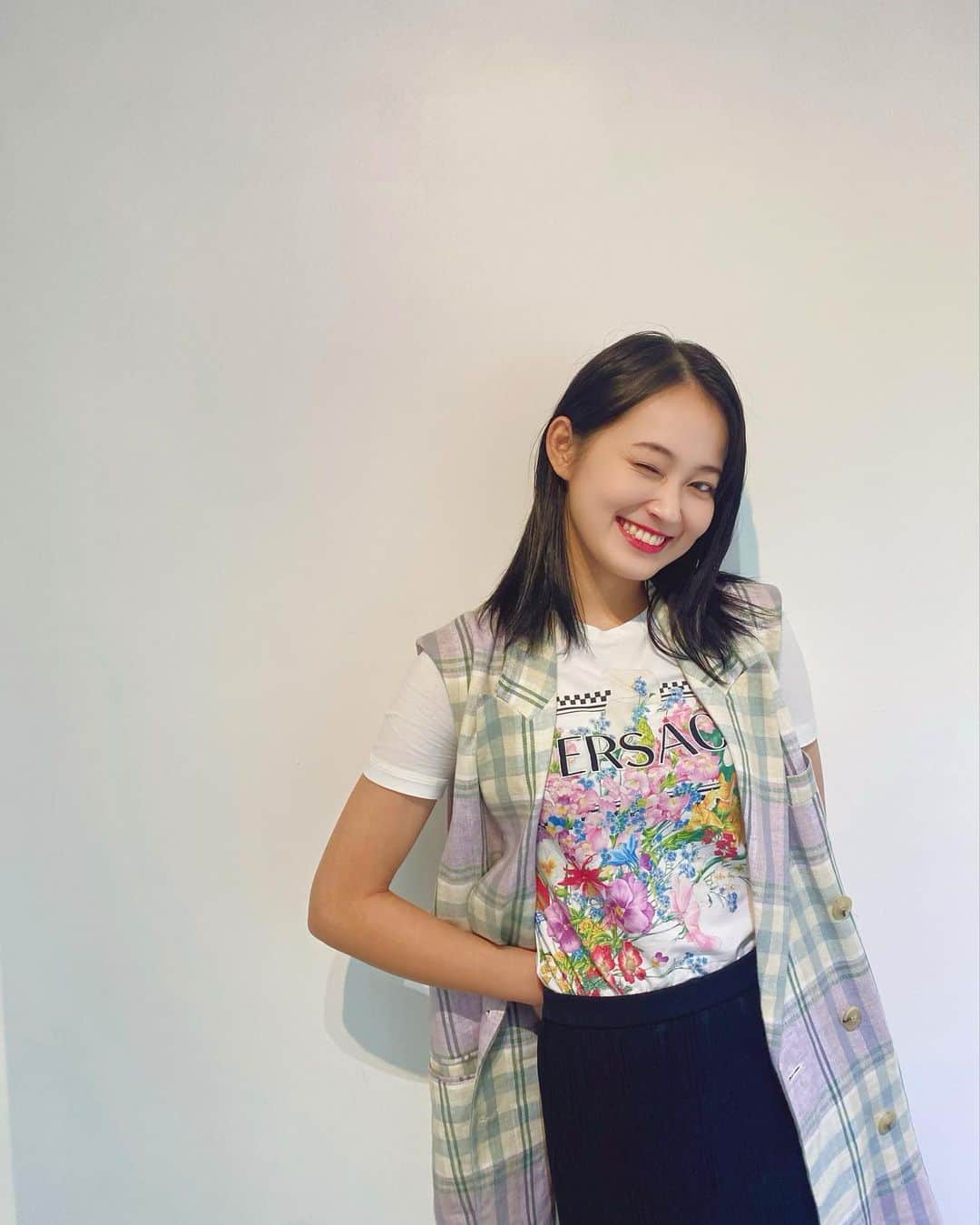 吉本実憂のインスタグラム：「@versace →Tシャツ @isabelmarant →ベスト  今日外出たら涼しくて びっくりしませんでした？✨ 夏ももう終わりかな。  さて、明日もみんなで 頑張ろう👊✨」