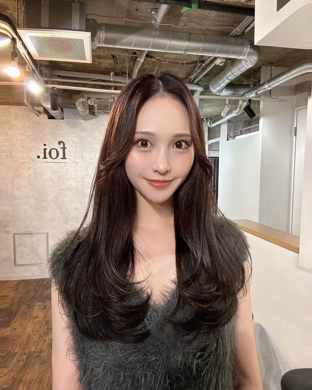 まゆのインスタグラム：「新しいヘアカラーと レイヤー増やしたヘアセット🪄  お世話になっているのは ✂️@yuki___yamada   いつもありがとう🫶✨  #レイヤーカット #レイヤースタイル」