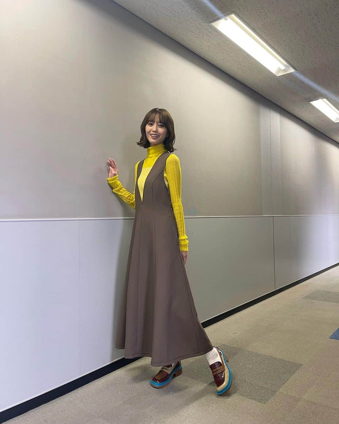 榎本ゆいなさんのインスタグラム写真 - (榎本ゆいなInstagram)「涼しくなってきたね〜🍂メイクもちょっと秋っぽくしてみたけどわかるかな(^-^)v 　 　 -スタジオ衣装- トップス　@nakagami_official  ワンピース　@rosebud_official_  靴　@camper_japan  　 #王様のブランチ」9月24日 20時23分 - enomoto_yuina