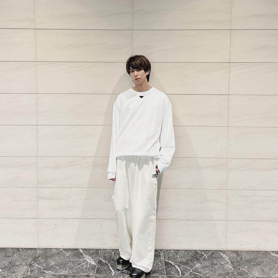 はじめしゃちょーのインスタグラム：「珍しい白コーデです⛄️  @prada  @balenciaga  @rickowensonline」