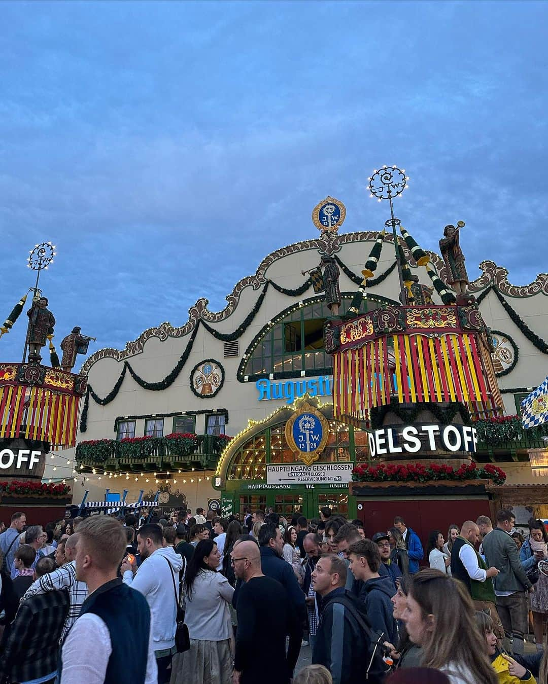 ニコルさんのインスタグラム写真 - (ニコルInstagram)「Meu primeira Oktoberfest em Munique, Alemanha 🇩🇪 Eu amei 🥰   #oktoberfest #munich #germany #deutschland #munique」9月24日 20時22分 - nicoletulcheski