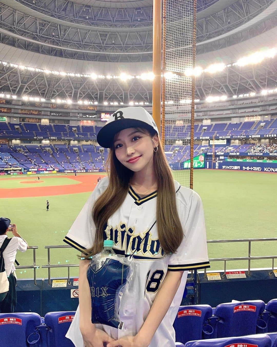 MISAKIさんのインスタグラム写真 - (MISAKIInstagram)「★ 🏟⚾️⚾️  #野球観戦 #オリックス  #オリ姫 #今日のコーデ #今日のメイク #マツエク #ファッション #カジュアルコーデ #大人カジュアル #大人かわいい #ロングヘア  #apex #apex女子 #ゲーマー女子」9月24日 20時15分 - y.bellafiorire