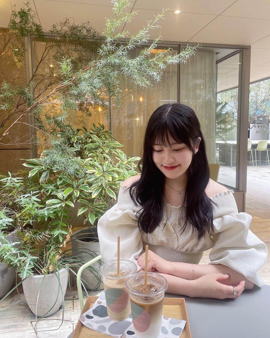 朝日奈芙季のインスタグラム：「投稿お久しぶりです🤤🤍 ⁡ 天才カメラマンが沢山撮ってくれた〜👀 ⁡ ⁡ 秋学期になり、 久しぶりに大学に行ったら お土産パーティーでした🏝️笑　　 ⁡ ⁡ 幸せタイムだ😸 ⁡ ⁡ みなさんはこの夏どう過ごされましたか？？」