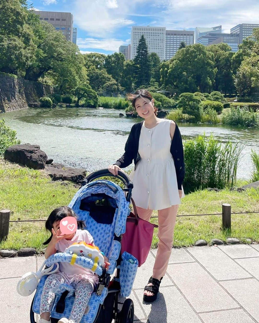 逢月あかりさんのインスタグラム写真 - (逢月あかりInstagram)「🌱  私事ですが第二子を授かりました👶  お腹もどんどん大きくなり 再びビッグベビーの予感でドキドキ。。力強いキックを毎日感じています👶  出産に向けて娘との時間も大切にしながら体調を整えて過ごしていきたいです🌱  写真は先日らいさん　 @88rairai88 が撮ってくれました🥰  #第二子妊娠中  #女の子ママ#令和5年ベビー  #マタニティライフ」9月24日 20時15分 - akari.ouzuki