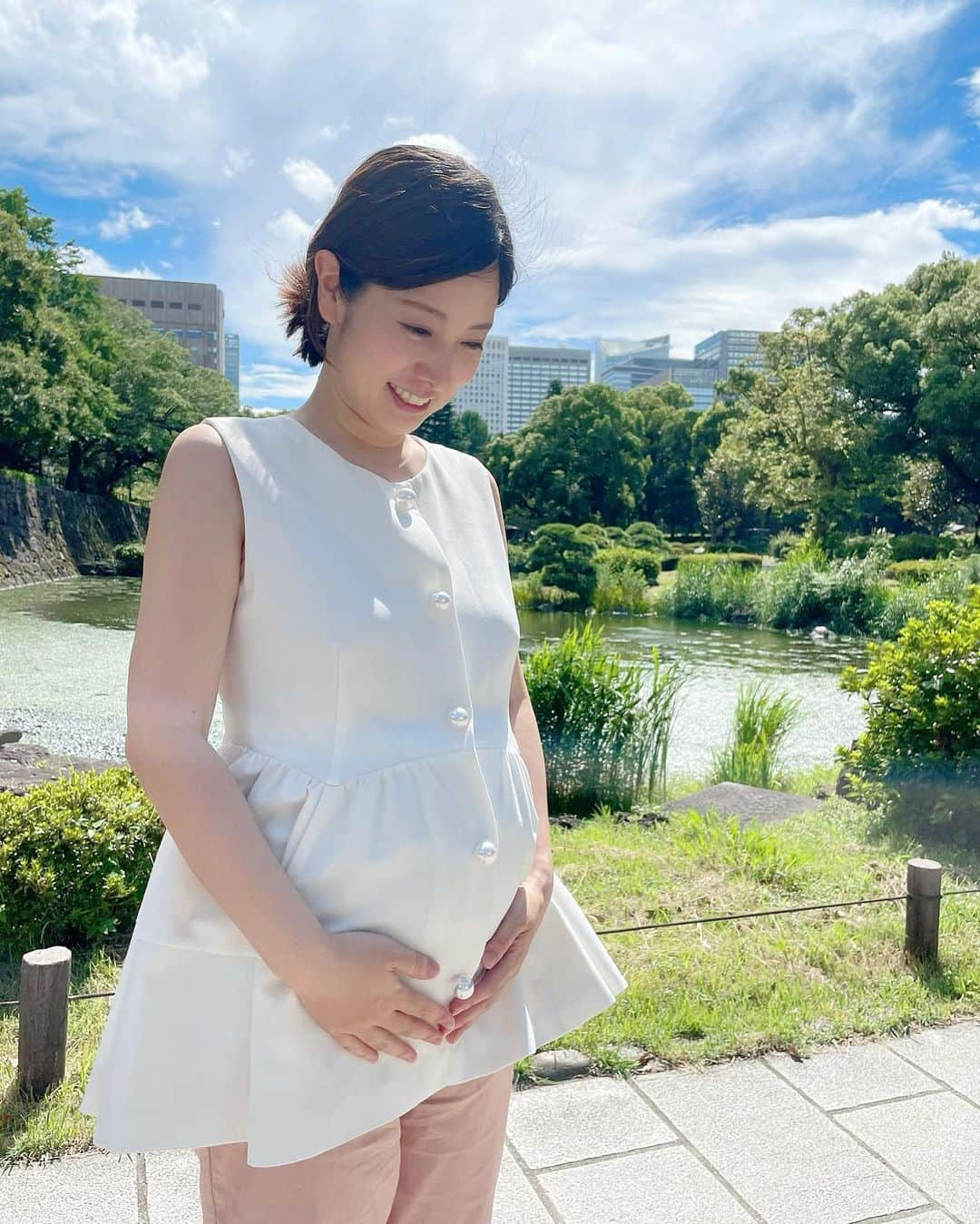 逢月あかりさんのインスタグラム写真 - (逢月あかりInstagram)「🌱  私事ですが第二子を授かりました👶  お腹もどんどん大きくなり 再びビッグベビーの予感でドキドキ。。力強いキックを毎日感じています👶  出産に向けて娘との時間も大切にしながら体調を整えて過ごしていきたいです🌱  写真は先日らいさん　 @88rairai88 が撮ってくれました🥰  #第二子妊娠中  #女の子ママ#令和5年ベビー  #マタニティライフ」9月24日 20時15分 - akari.ouzuki