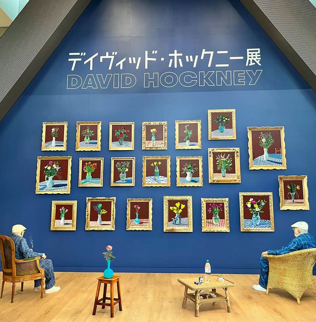 マル子のインスタグラム：「久しぶりの東京で ディヴィッド・ホックニー展行けた 予定を重ねたため土曜日に行くことになったので混んでたわ😆 でも行けてよかった！ 図録が欲しかったから嬉しい❤️  #デイヴィッドホックニー展  #東京都現代美術館  #マル子  #あんなに混んでたのに友達にバッタリ」