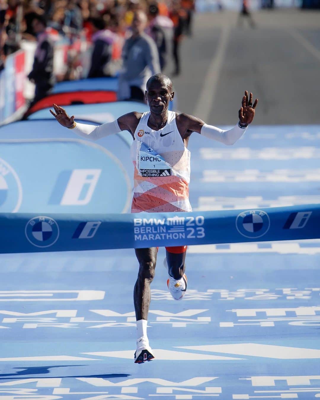 のインスタグラム：「No one has crossed the finish line first in Berlin more times than @kipchogeeliud.  Thank you for proving to the world that no human is limited. Congratulations on a historic 5th victory. 👑」
